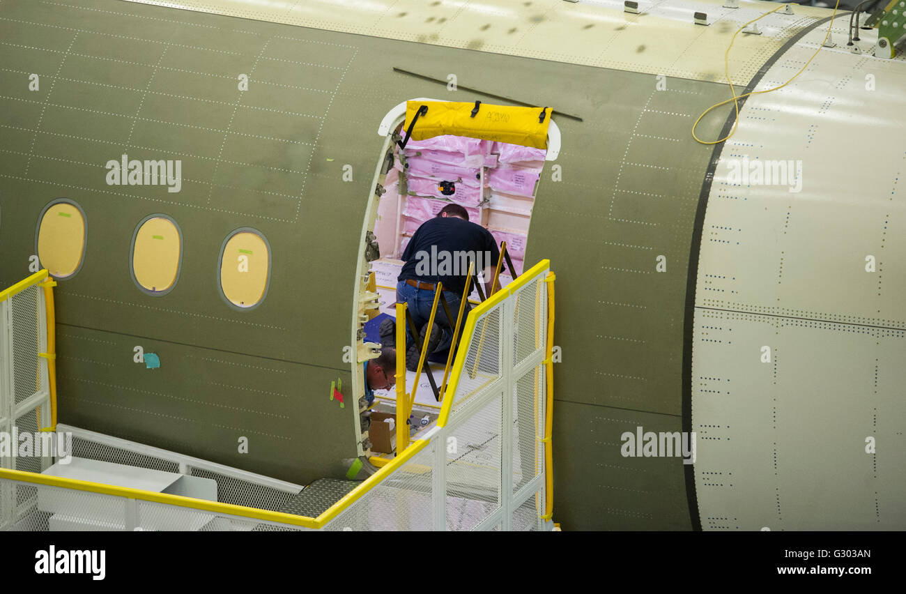 Ein Bombardier C-Serie-Jet ist auf dem Fließband an ein Bombardier Werk in Mirabel, que, Kanada, Freitag, 2. April gezeigt. Stockfoto