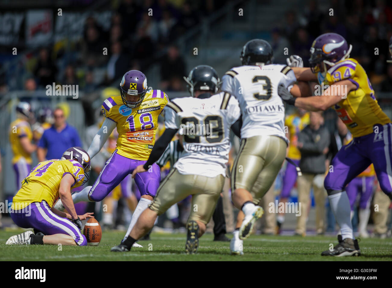 US-amerikanischer American-Football, Kicker Sebastian Daum, Nr. 18 Wikinger, tritt eine PAT, Vienna Vikings vs Prag Panthers, Wien, Wiener Stockfoto