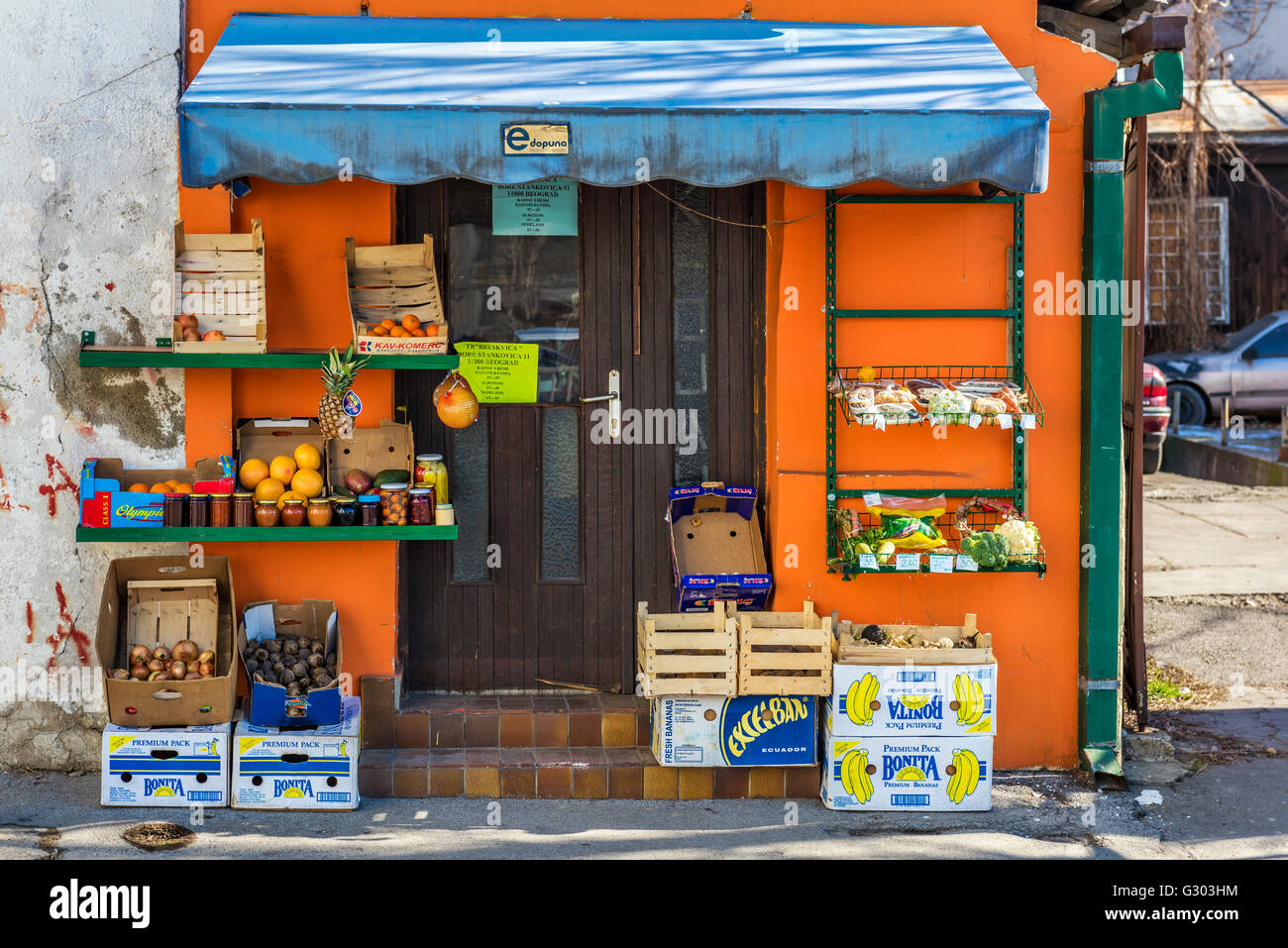 Kleines Lebensmittelgeschäft in Belgrad bietet eine Bürgersteig Anzeige von Obst und Gemüse, Serbien Stockfoto