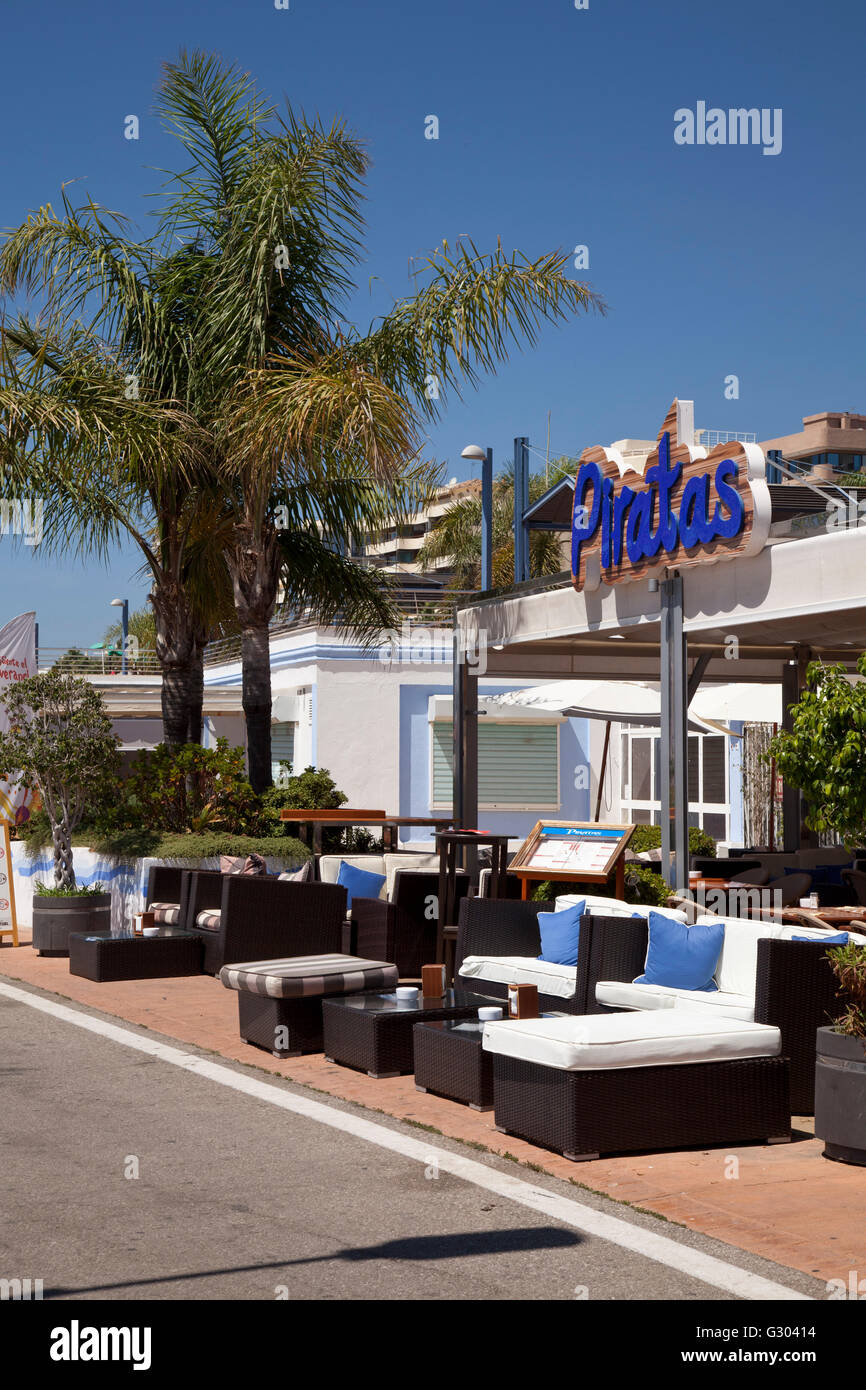 Restaurant und Palmen Bäume an der Promenade, Marbella, Costa Del Sol, Andalusien, Spanien, Europa, PublicGround Stockfoto