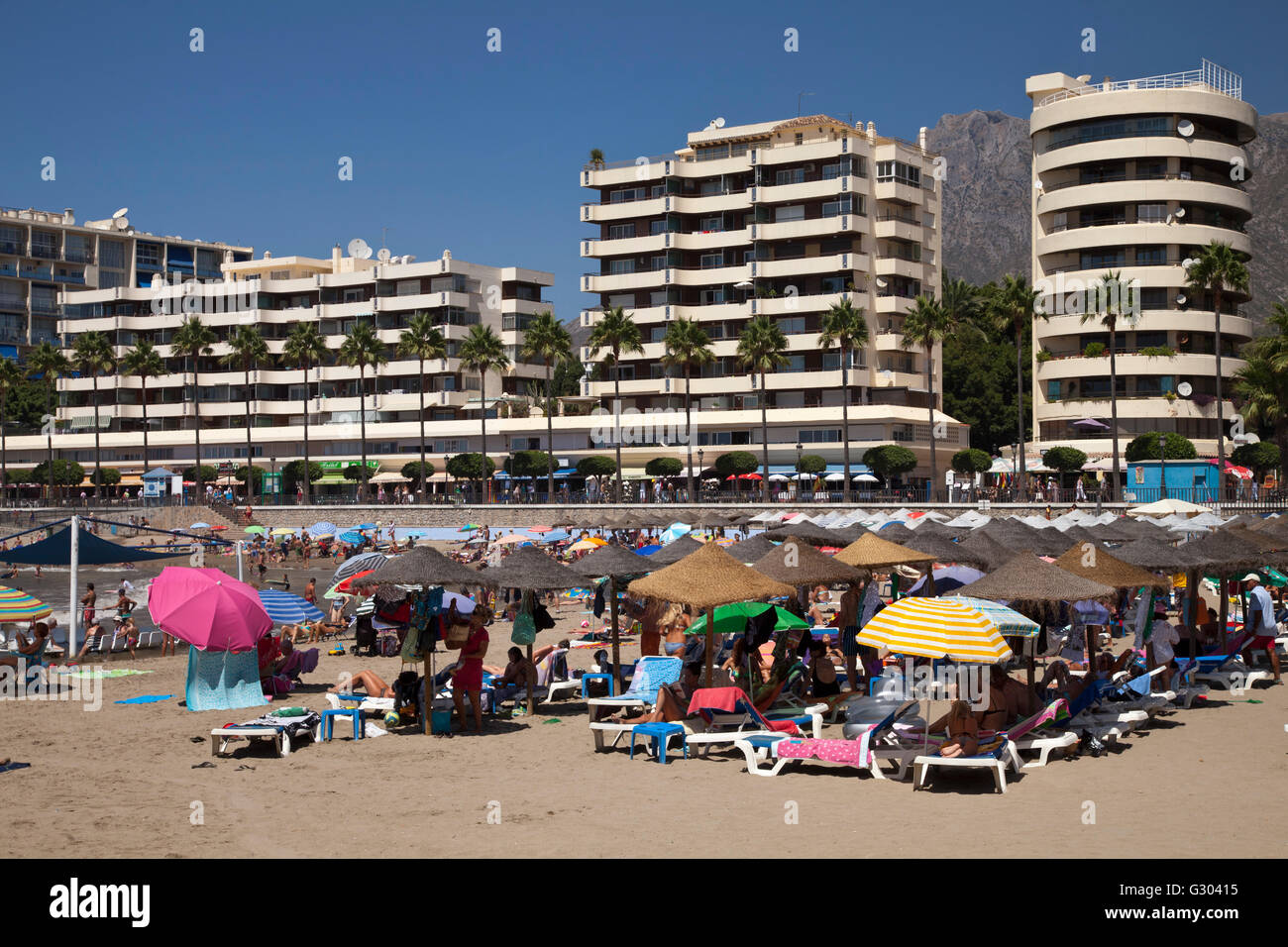 Hotels und Apartment-Häuser hinter dem Strand, Marbella, Costa del Sol, Andalusien, Spanien, Europa, PublicGround Stockfoto