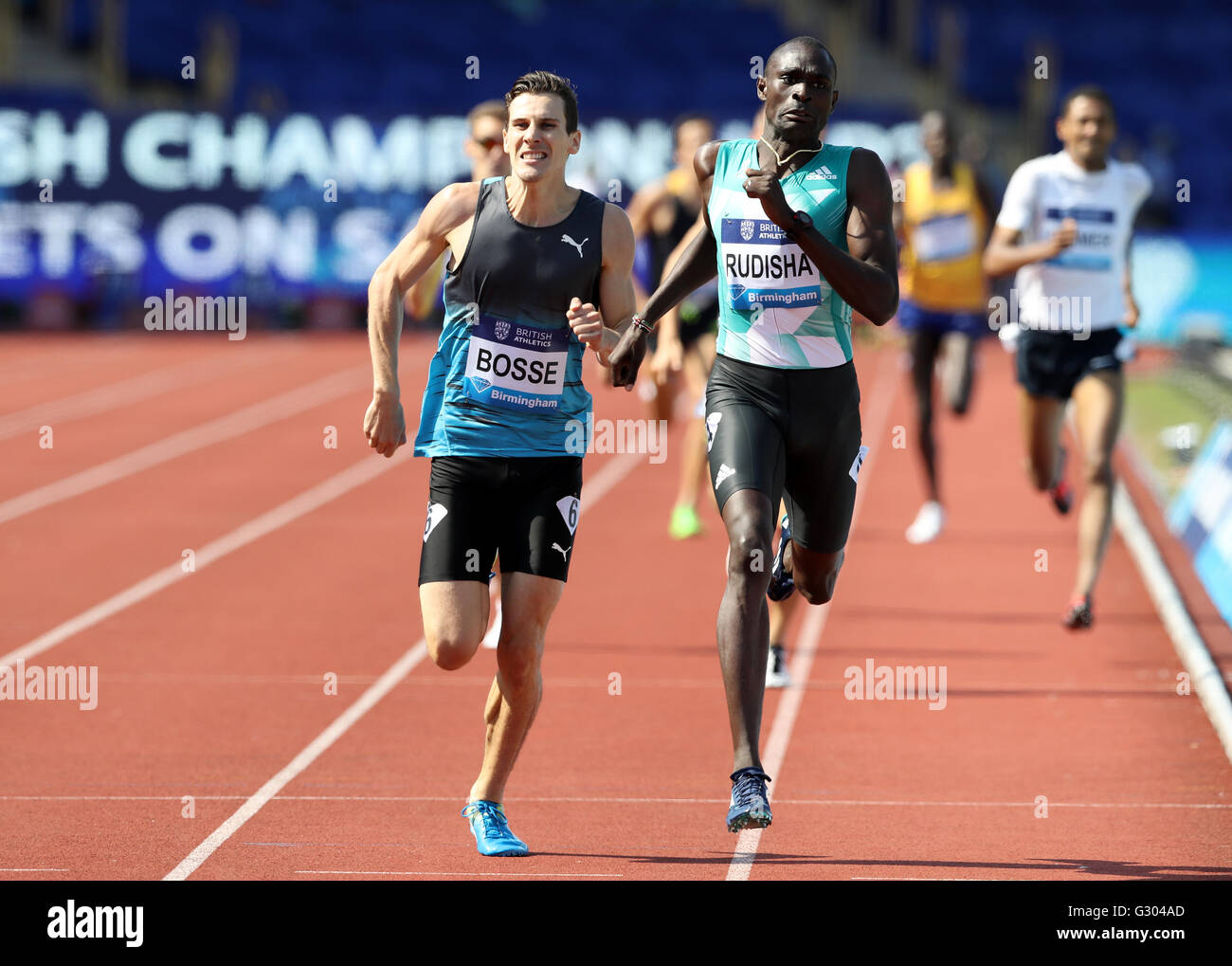 Der Kenianer David Rudisha (rechts) auf dem Weg zum 600-Meter-Sieg der Männer mit dem französischen Pierre-Ambroise Bosse (links) während der IAAF Diamond League im Alexander Stadium, Birmingham. DRÜCKEN SIE VERBANDSFOTO. Bilddatum: Sonntag, 5. Juni 2016. Siehe PA Story Athletics Birmingham. Bildnachweis sollte lauten: Martin Rickett/PA Wire. EINSCHRÄNKUNGEN: Nur für redaktionelle Zwecke. Keine Übertragung von Ton oder bewegten Bildern und keine Videosimulation. Weitere Informationen erhalten Sie unter der Nummer 44 (0)1158 447447. Stockfoto