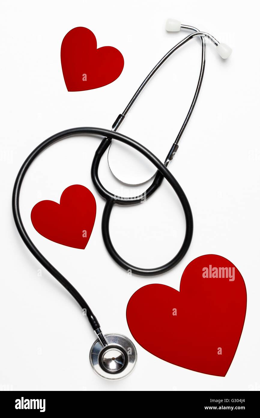 Stethoskop und roten Herzformen. Stockfoto