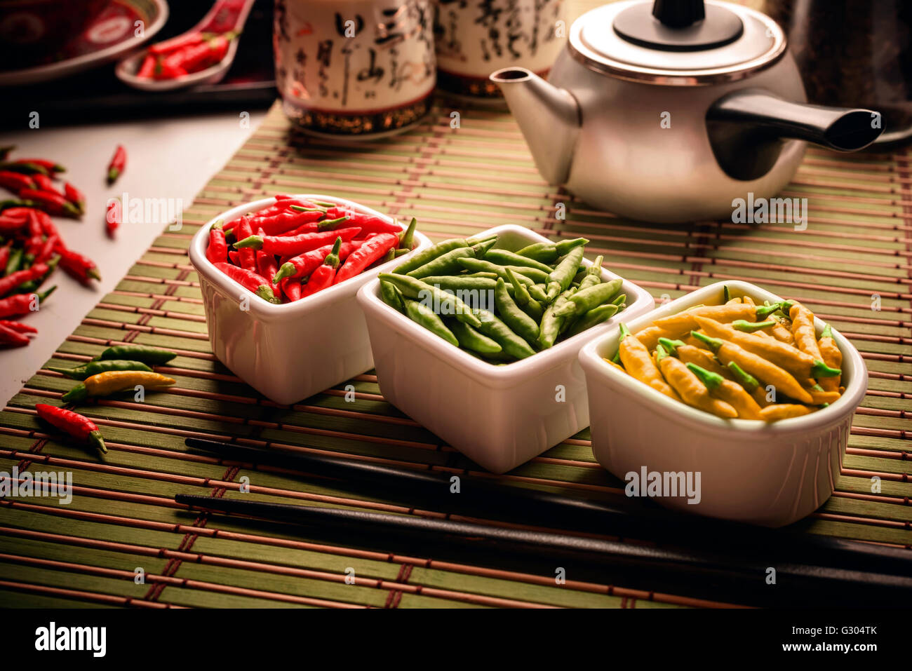 Rote, grüne und gelbe Peperoni. Stockfoto