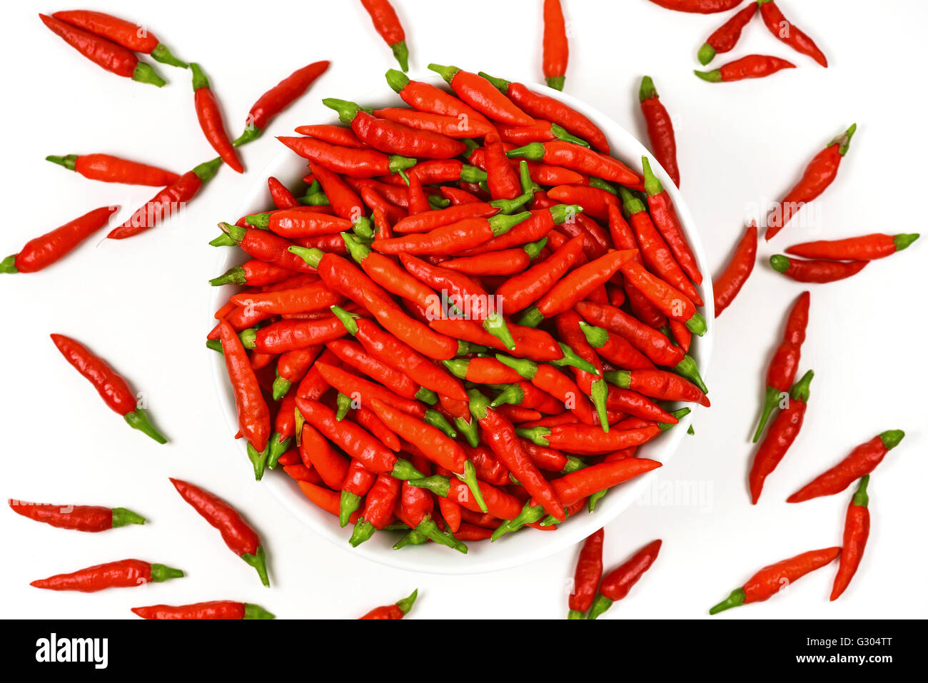 Rote Chilis vor einem weißen Hintergrund. Stockfoto