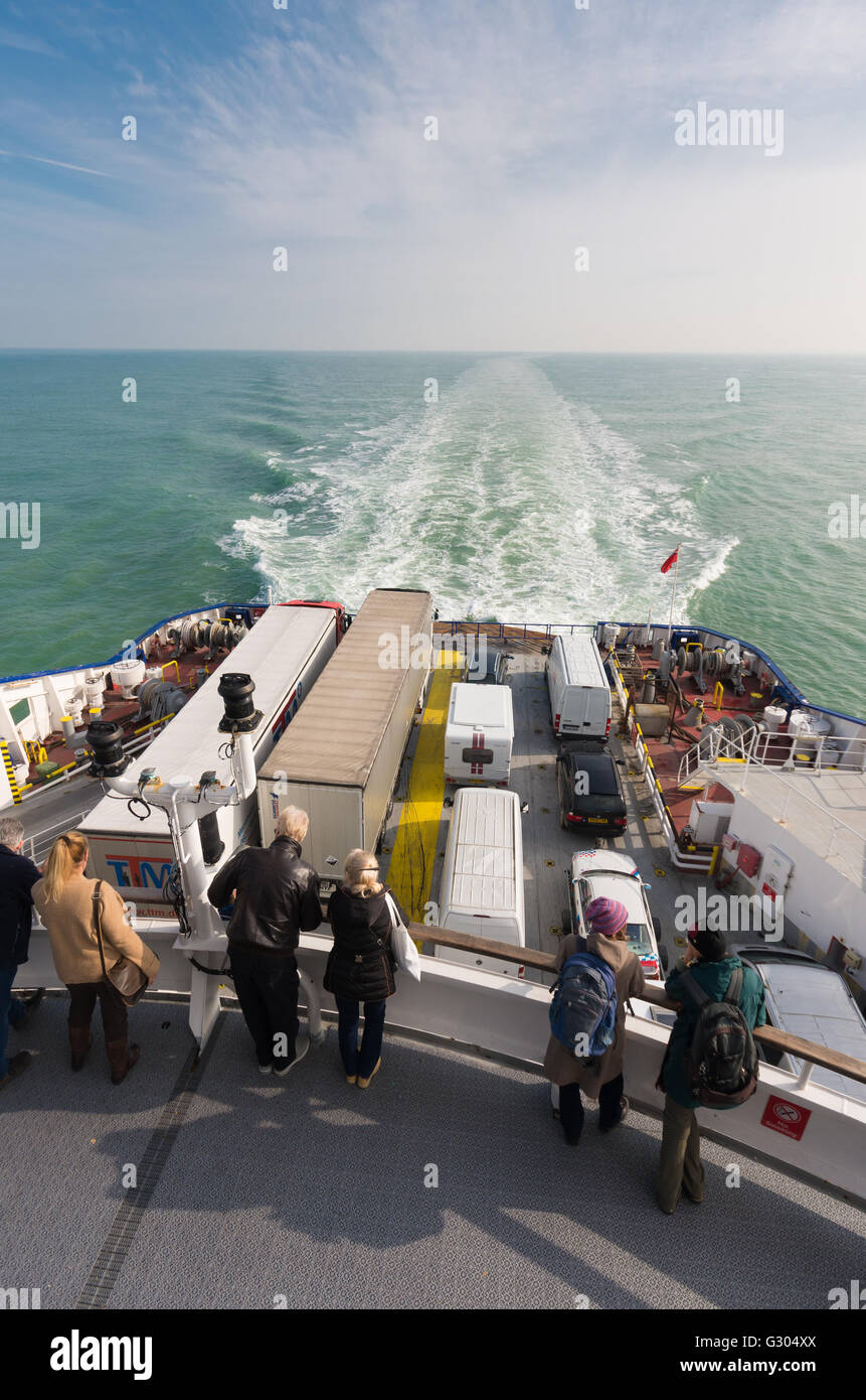 Dünkirchen, Frankreich - 18. Oktober 2015: Rückseite Heck einer Fähre mit unbekannten Passagiere über den Nordsee-Kanal von D Stockfoto