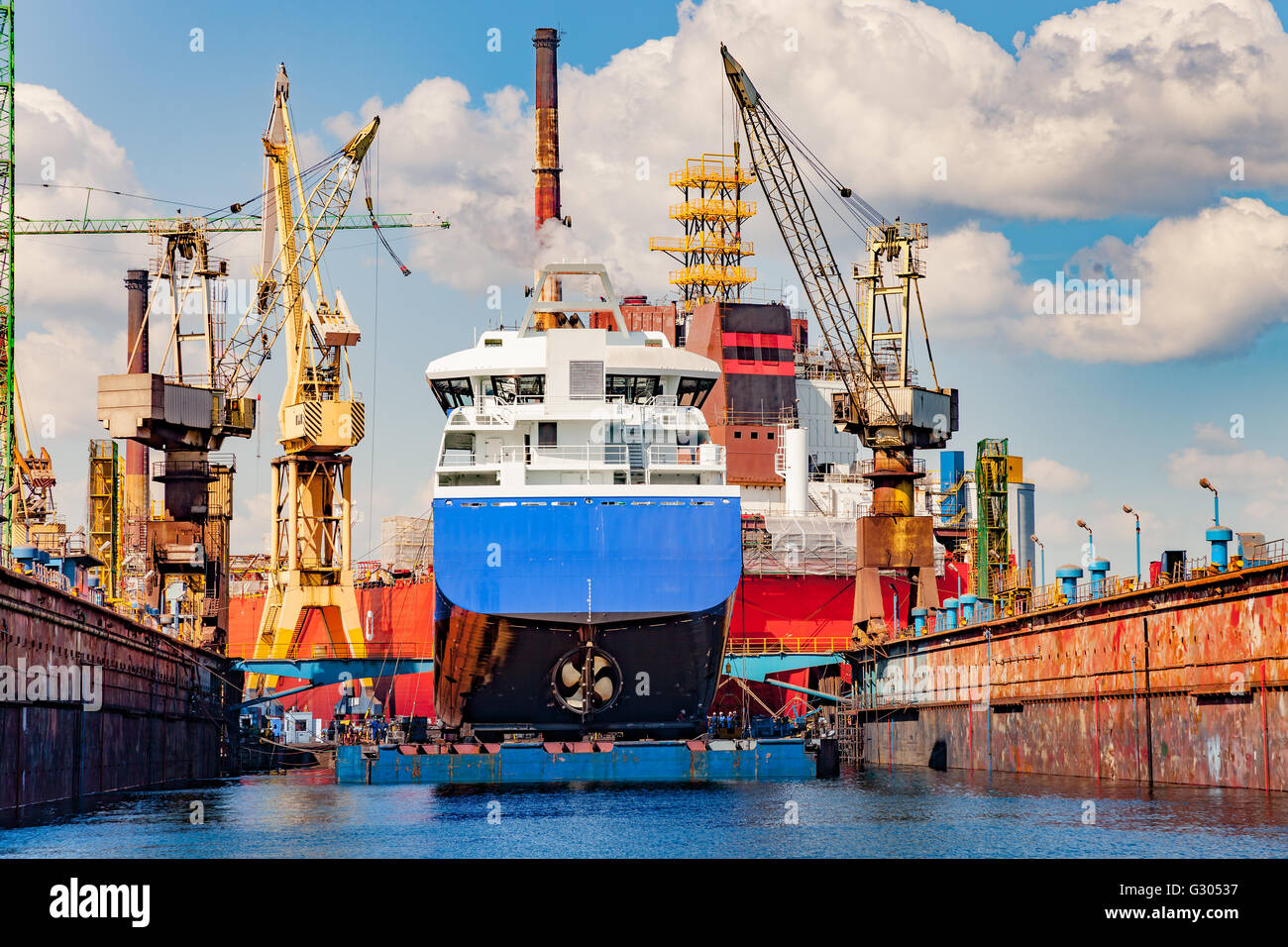 Großes Schiff unter Reparatur auf schwimmenden Trockendock in Werft. Stockfoto