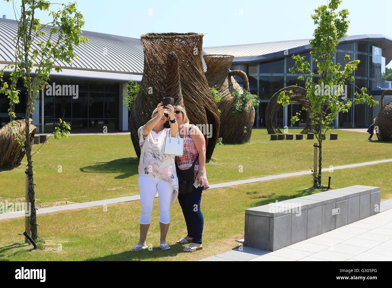 Zwei Besucher das Wedgwood Museum in Barlaston Staffordshire machen ein Selbstporträt Stockfoto