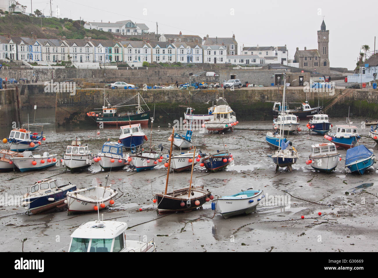 Ebbe am Hafendamm in Cornwall, wo Hafen Wände vor kurzem restauriert wurden nach erleiden schwere Sturmschäden Stockfoto