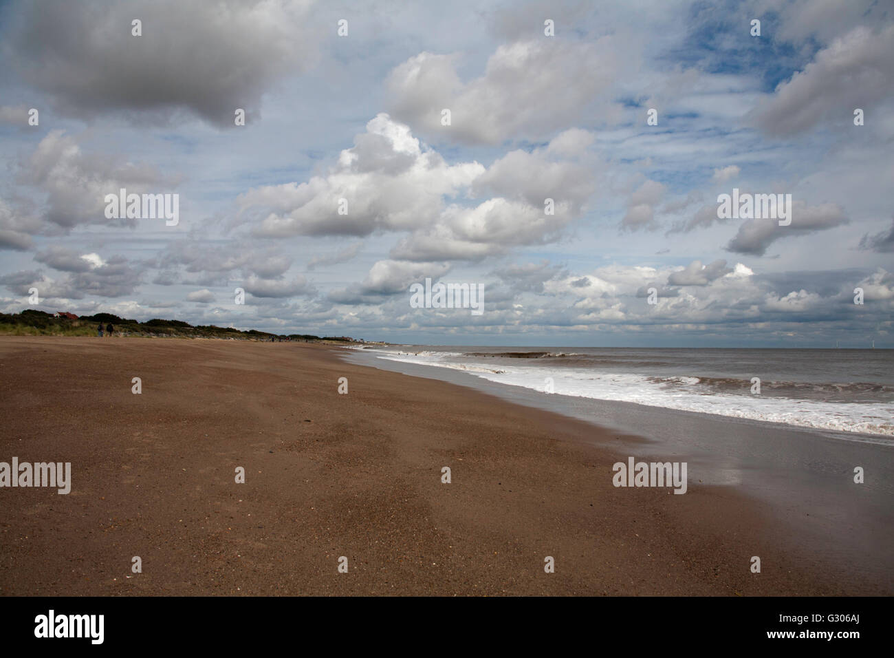 Wellen gegen den Strand Skegness Lincolnshire England Stockfoto