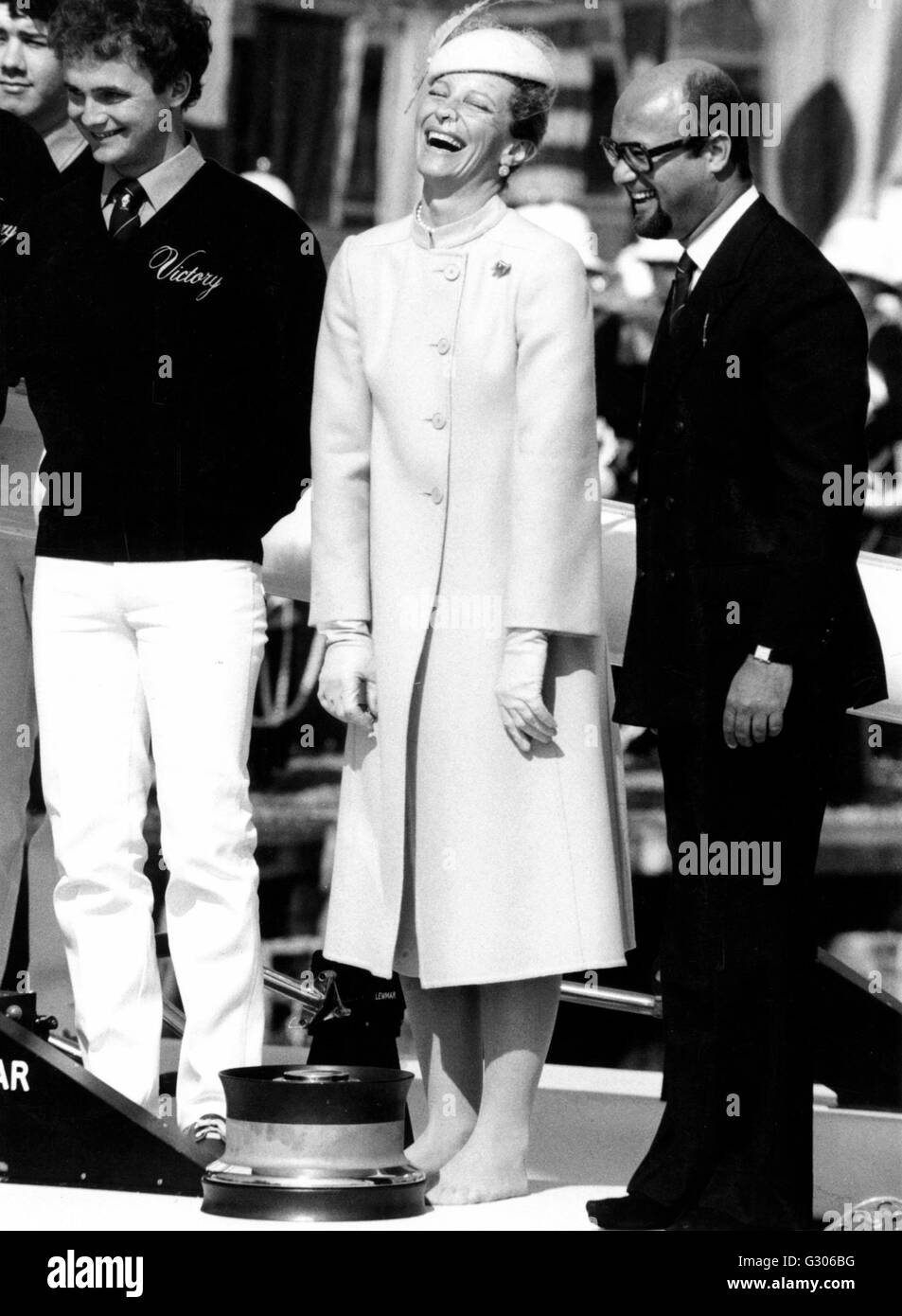 AJAXNETPHOTO. 26. MÄRZ 1982. COWES, ENGLAND. -AMERIKAS CUP YACHT START - BARFUß H.R.H. PRINZESSIN MICHAEL VON KENT GENIEßT EINEN WITZ MIT BAHAMAS JE EIGENTÜMER UND BANKKAUFMANN PETER DE SAVARY (RECHTS) NACHDEM SIE, SEINE NEUE AMERIKA GETAUFT HATTE 'S CUP YACHT SIEG UND MACHTE EINE TOURNEE DER YACHT.  FOTO: JONATHAN EASTLAND/AJAX REF: 822603 1 Stockfoto