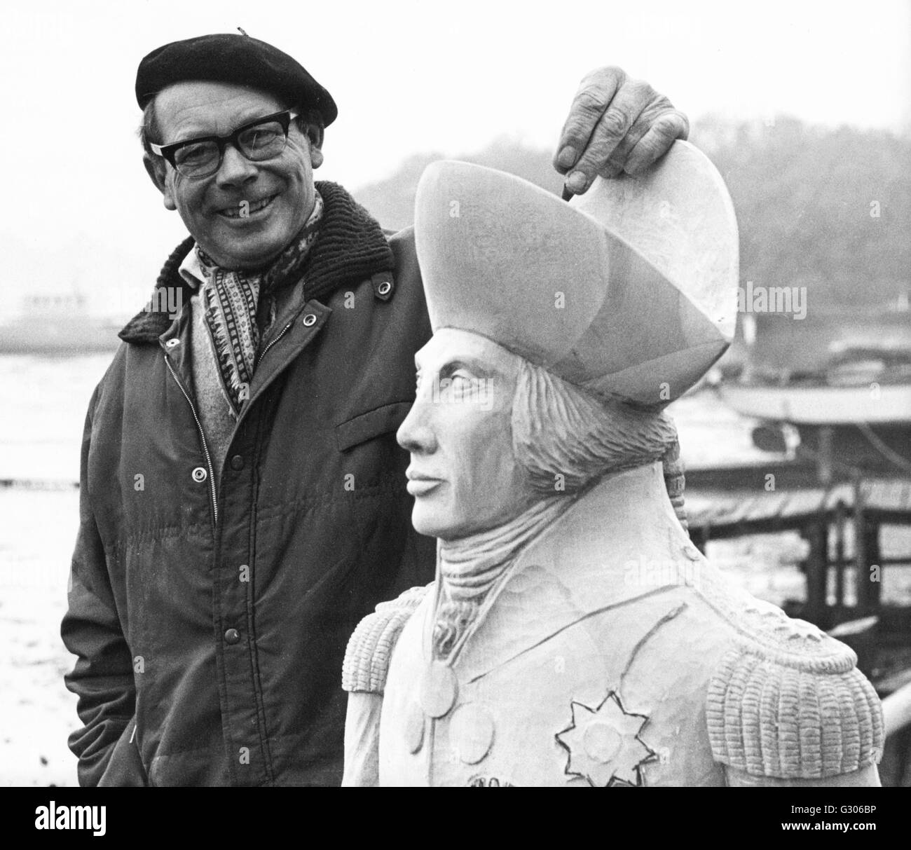 AJAXNETPHOTO. 15. DEZEMBER 1970. -NELSON LEBENSGROß - JACK WHITEHEAD WOOTTON, I.O.W. MIT DEM LEBEN GROßE AUSHÄNGESCHILD DES NELSON ER FÜR EINEN KUNDEN IN HOTEL SCHNITZT IN NORWICH. FOTO: JONATHAN EASTLAND/AJAX REF: WHITEHEAD 701512 4 Stockfoto
