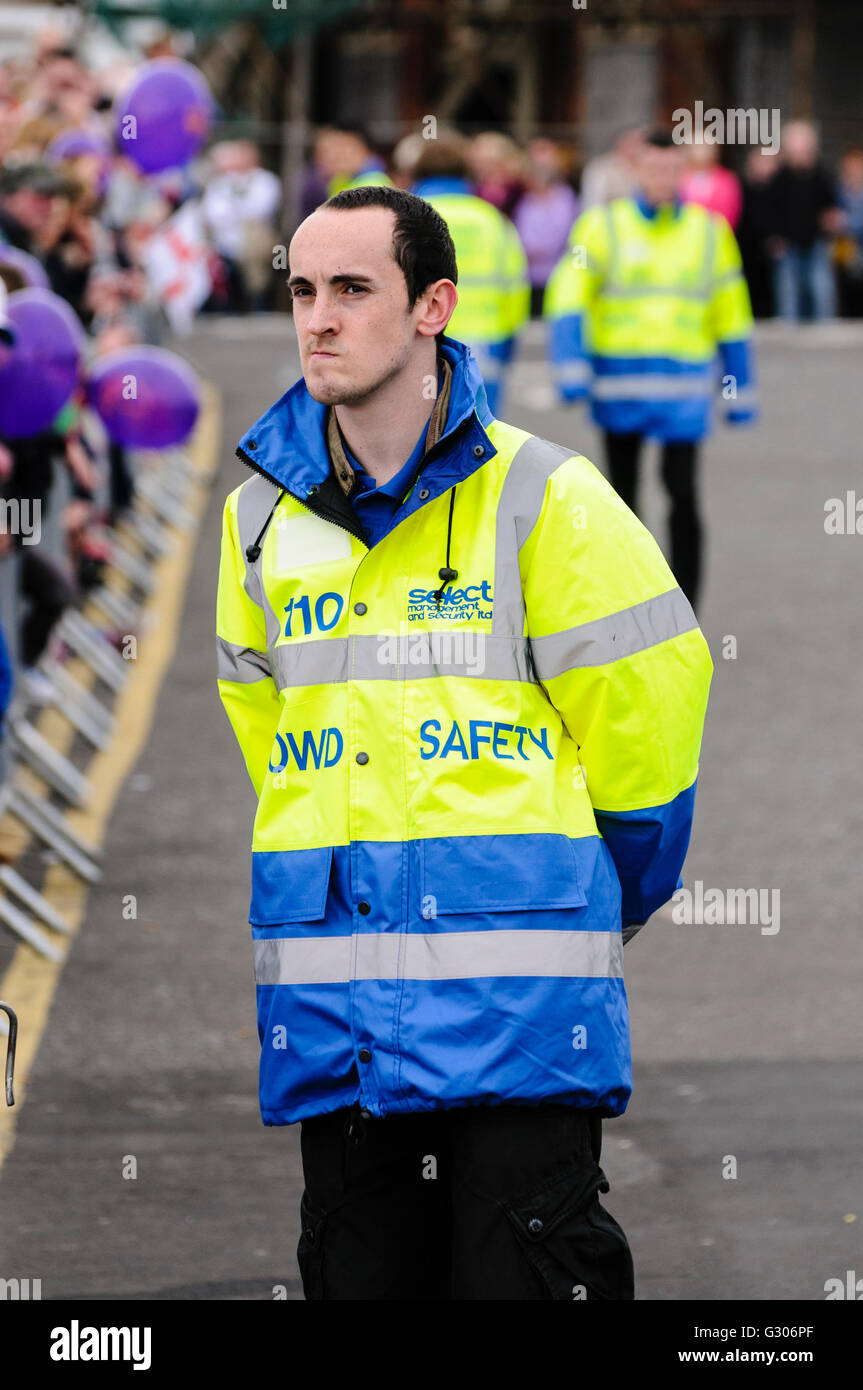 Wählen Sie Sicherheit Crowd Control Steward ein Auge auf die Menge Sicherheit Stockfoto