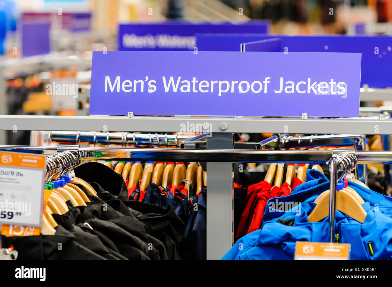 Herren wasserdichte walking im freien Jacken zum Verkauf beim gehen im Freien Sport-Shop. Stockfoto