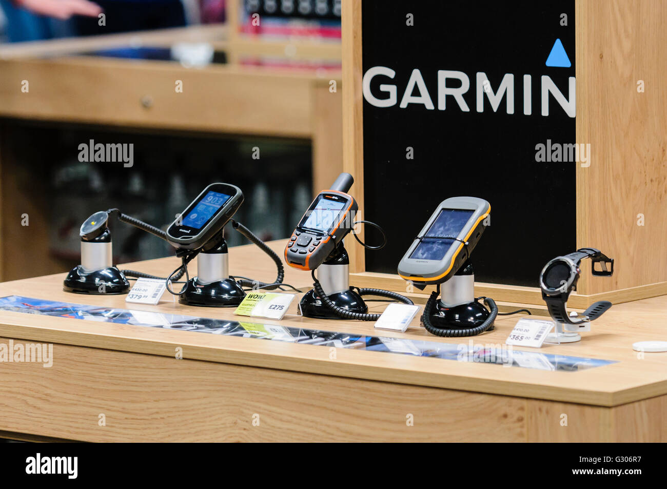 Handheld-GPS-Geräte und tragbare Uhr von Garmin auf Verkauf in ein Sportgeschäft gehen im Freien. Stockfoto