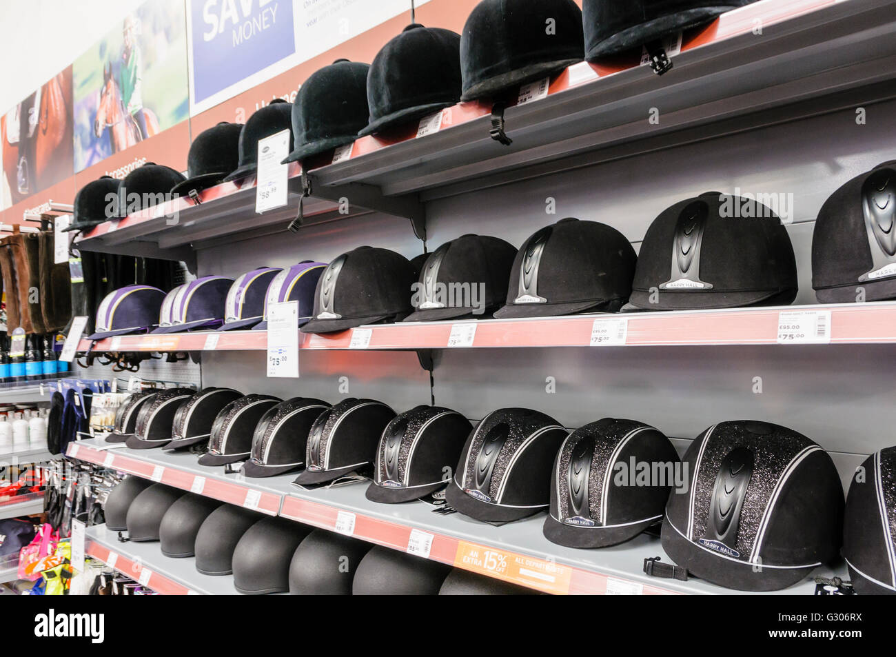 Reiten Sie Hüte auf Verkauf im Bereich Reitsport Sportgeschäft gehen im Freien. Stockfoto