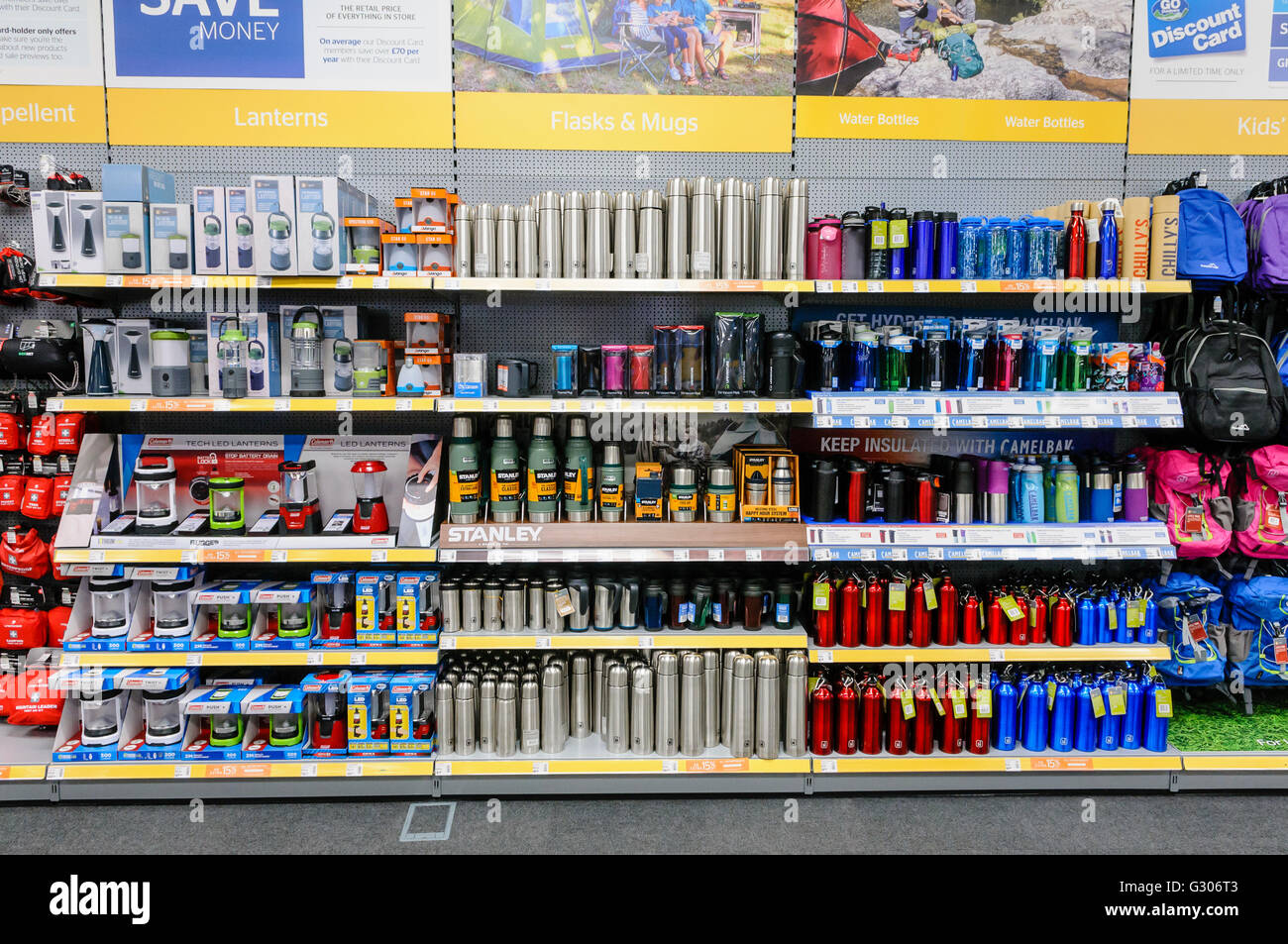 Wasserflaschen, Reisen, Tassen, Thermoskannen Vakuum auf Verkauf in ein Sportgeschäft gehen im Freien. Stockfoto
