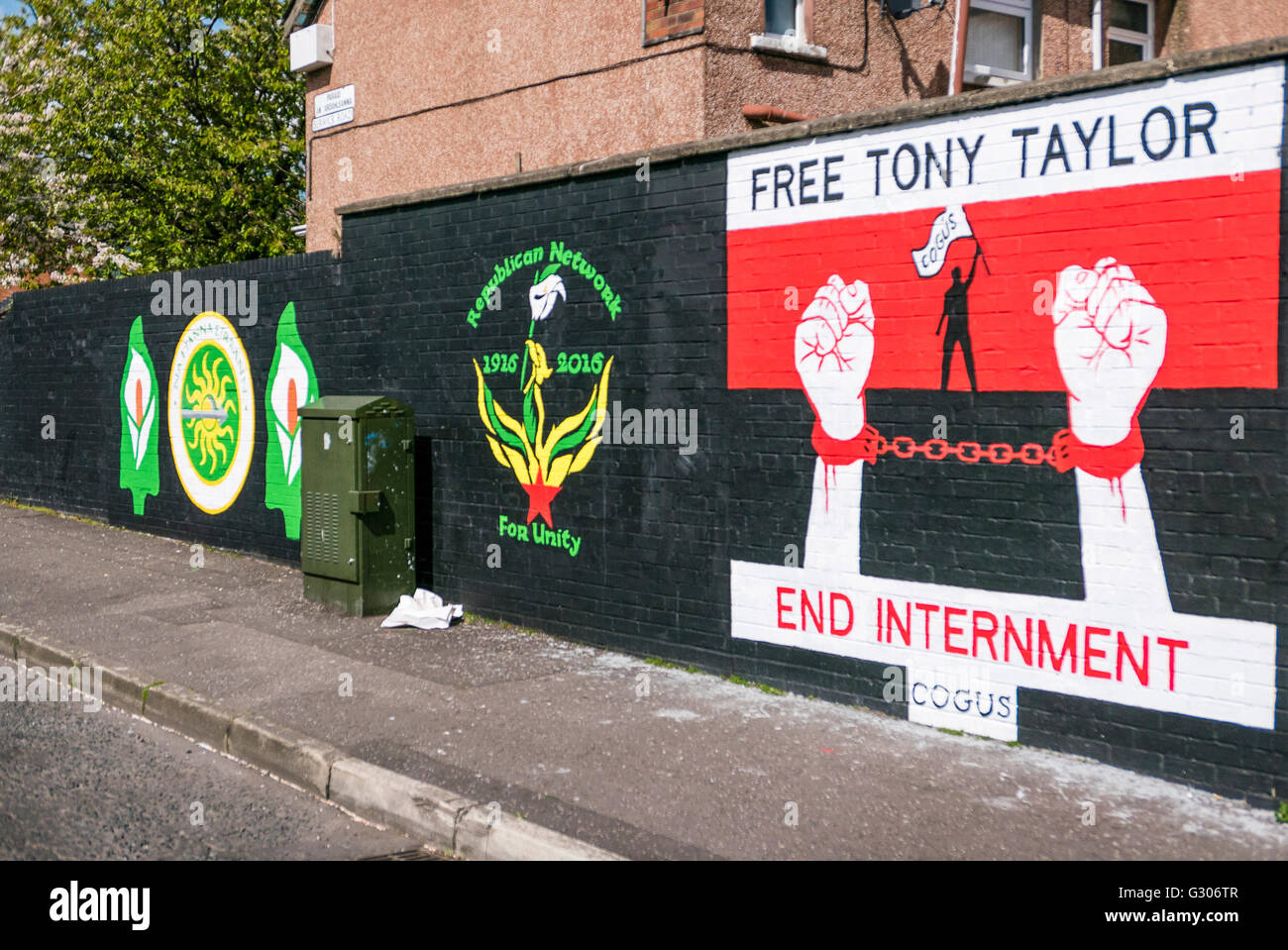 Belfast Wandbilder in einem republikanischen Gebiet fordert Derry republikanischen Tony Taylor nach der Rückgabe Foll ins Gefängnis befreit werden Stockfoto