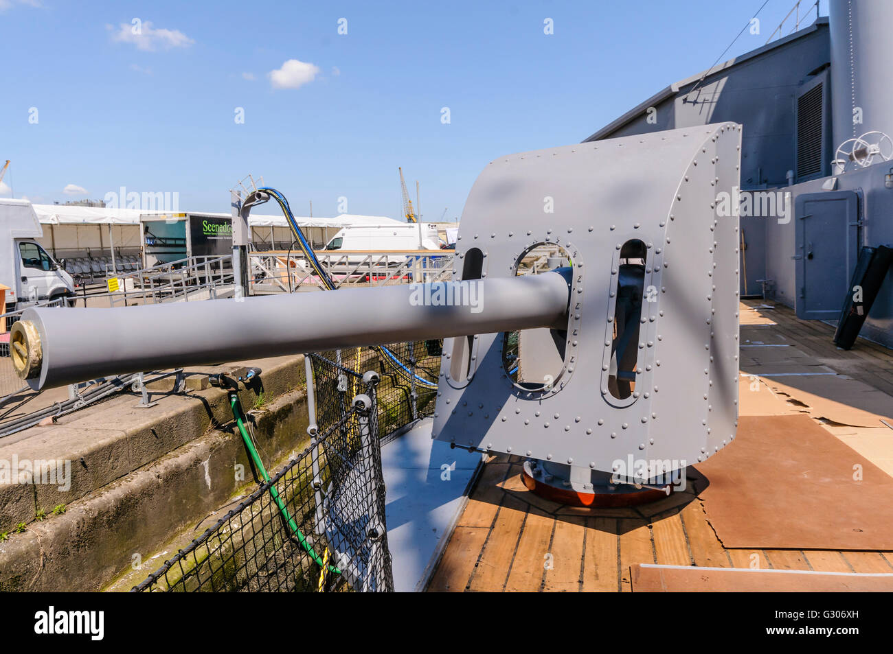 Eines der 4' (105mm) Haubitze Marine Kanonen auf HMS Caroline, Belfast, das letzte erhaltene Schiff aus der Schlacht von Jütland. Stockfoto