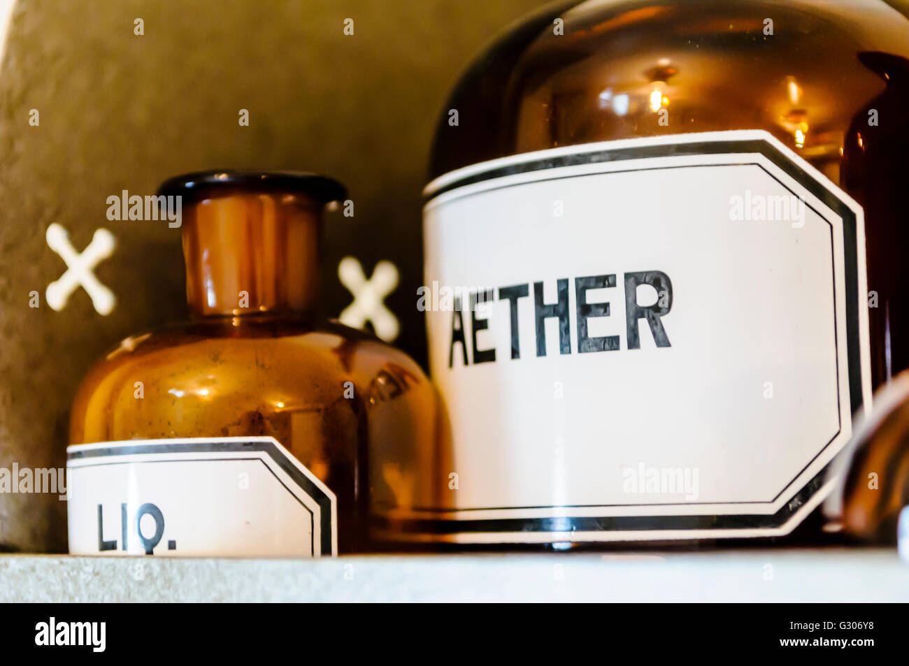 Flaschen, einschließlich Äther (Äther) Betäubungsmittel in den Regalen in einer Arztpraxis von WW1. Stockfoto