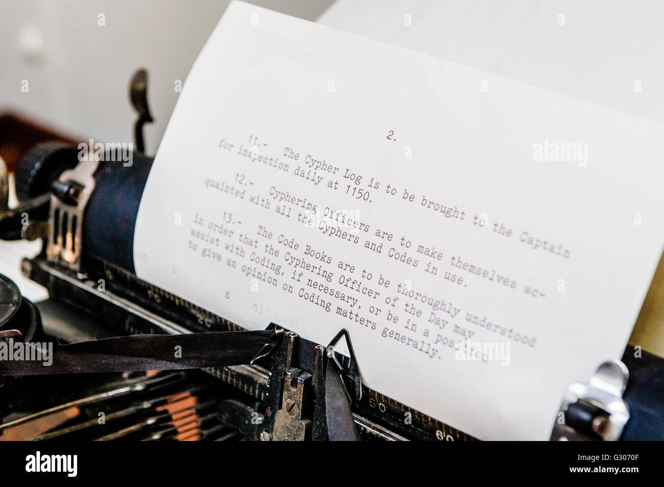Altmodische Schreibmaschine mit Anweisungen für Cypher Nachrichten an Bord eines Kriegsschiffes WW1. Stockfoto