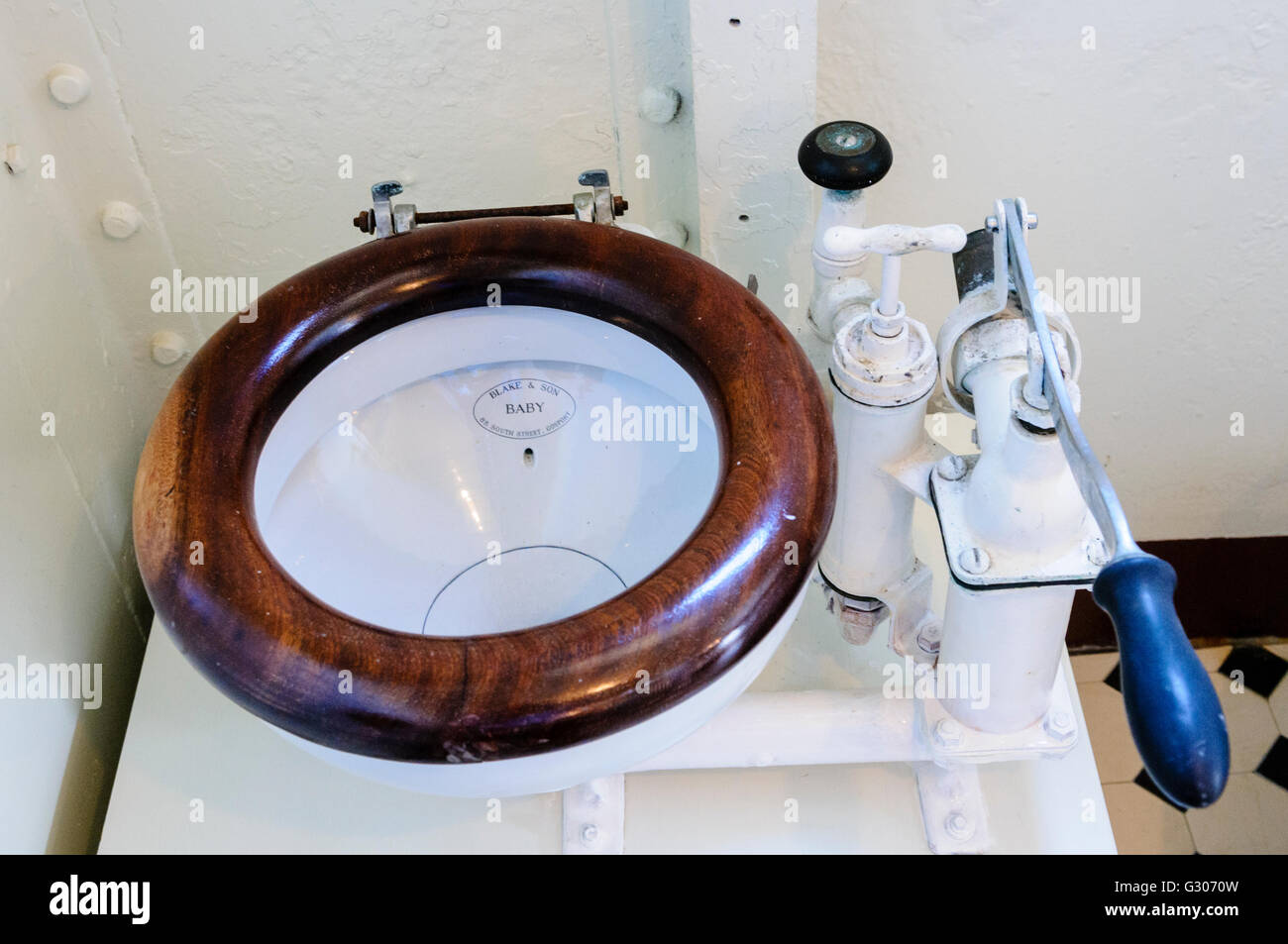 Eine Toilette in Koje ist ein Offizier mit Handpumpe ein WW1 Royal Navy Boot Stockfoto