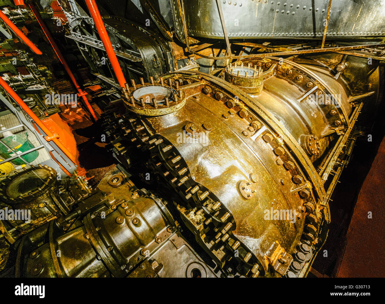 Einer der beiden Dieselmotoren Schweröl auf HMS Caroline, Belfast, das letzte erhaltene Schiff aus der Schlacht von Jütland. Stockfoto