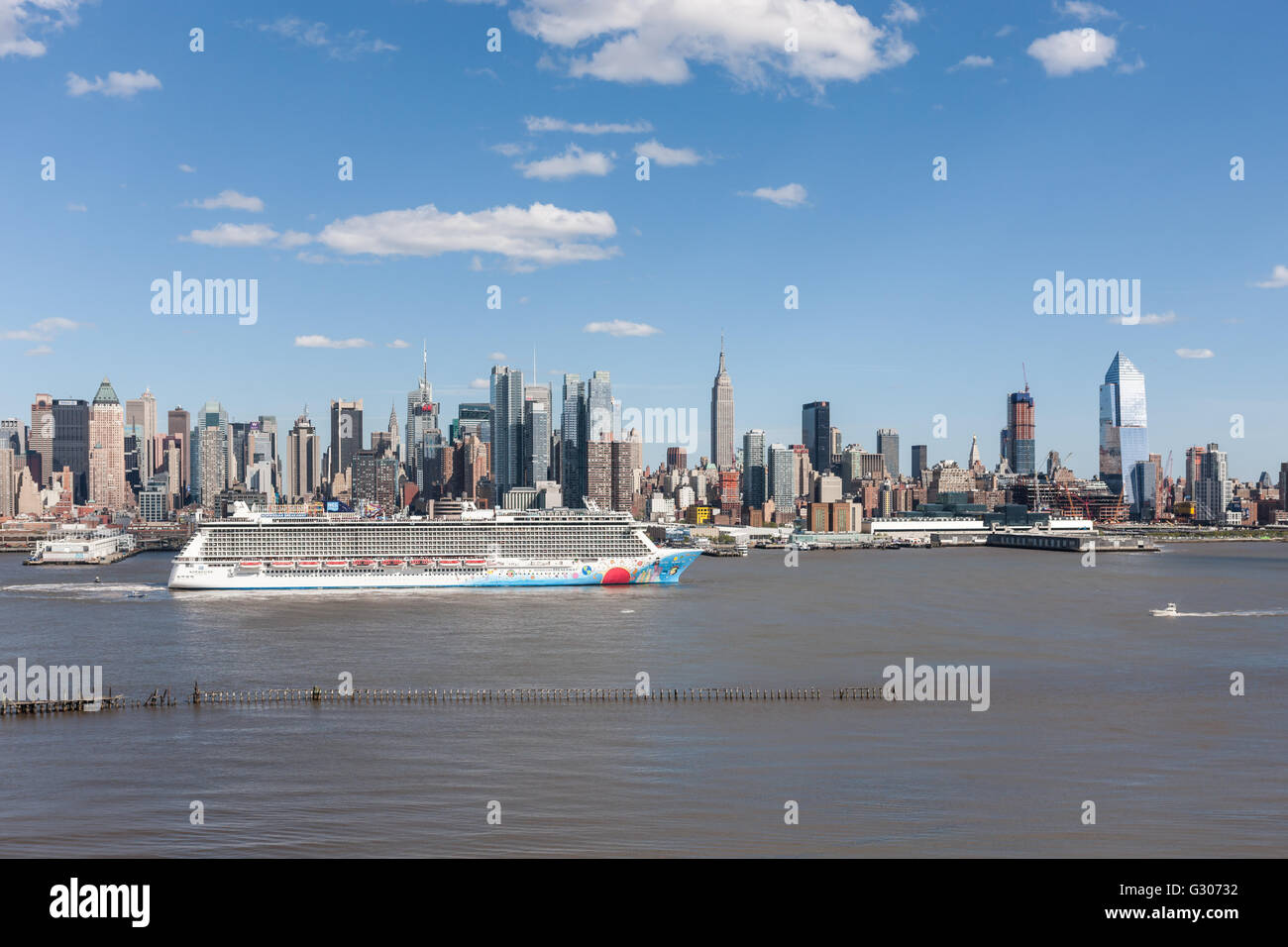 Kreuzfahrtschiff Norwegian Breakaway Köpfe Süd auf dem Hudson River, vorbei an der Mid-Town-Skyline von New York City. Stockfoto