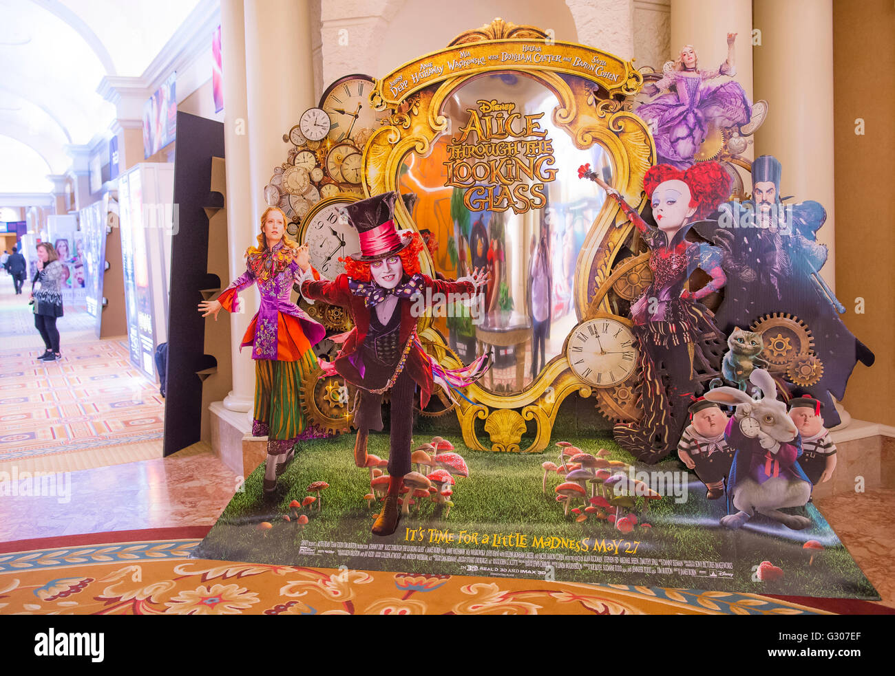 Eine Anzeige für den Film "Alice through the Looking Glass" im Caesars Palace während CinemaCon in Las Vegas Stockfoto