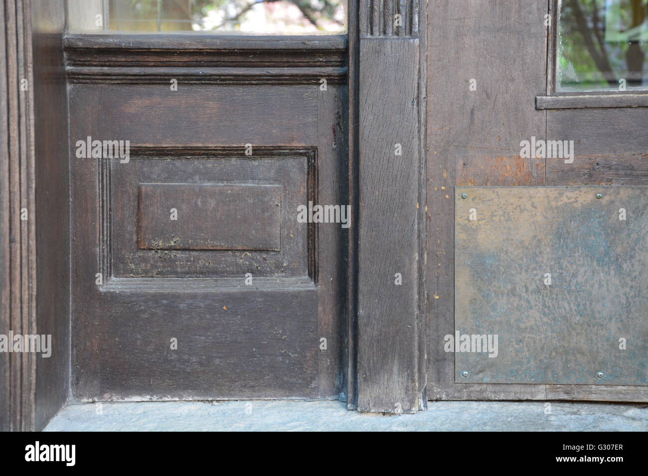 Paneele und Trittplatte an der Haustür am Eingang einer 20er Jahre Ära 6-Wohnung Eigentumswohnung Gebäude in Chicago Uptown Neighborhood. Stockfoto