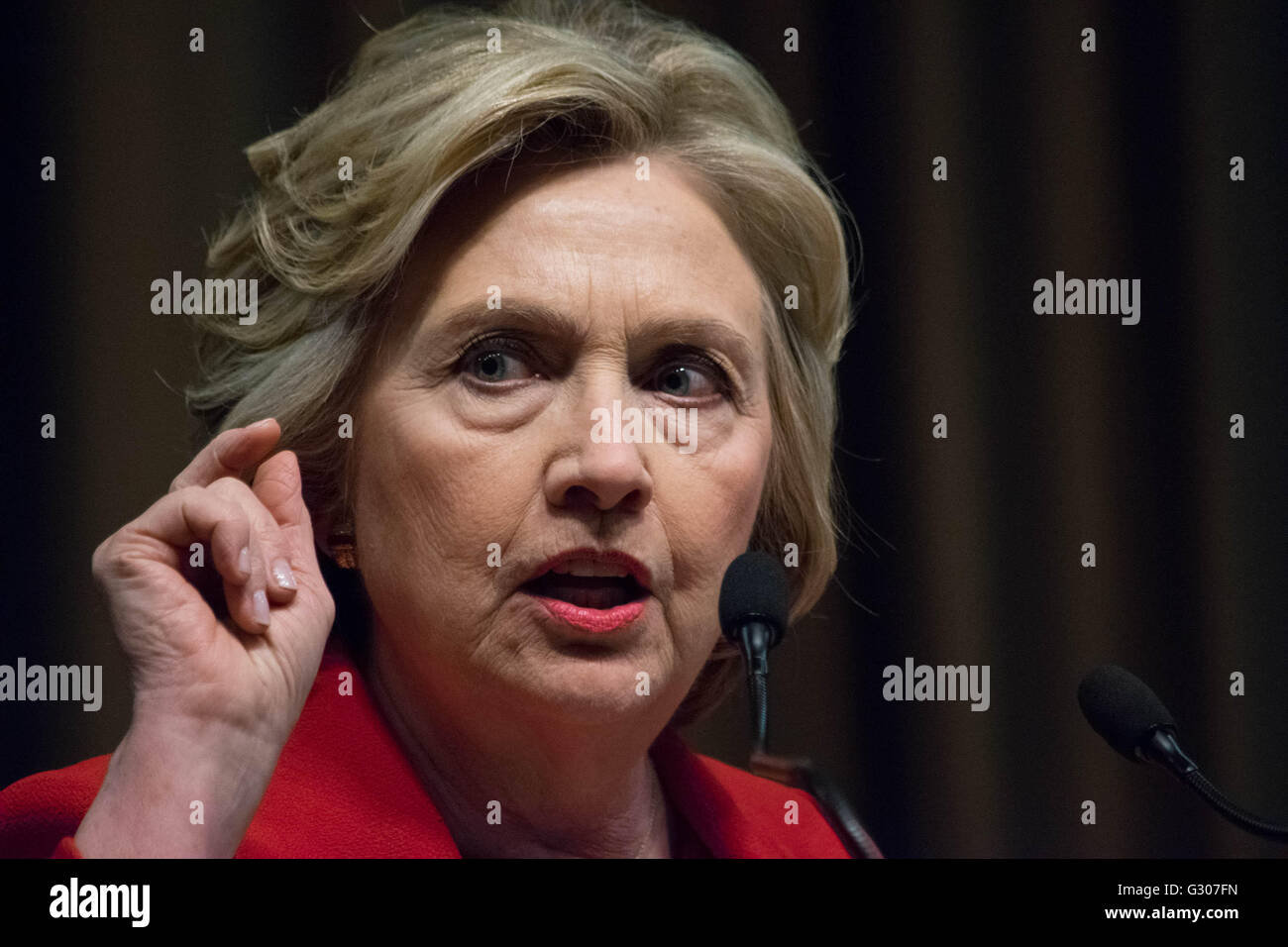 Hillary Clinton gekleidet in einen roten Anzug spricht auf der 25. National Action Network Jahrestagung Stockfoto