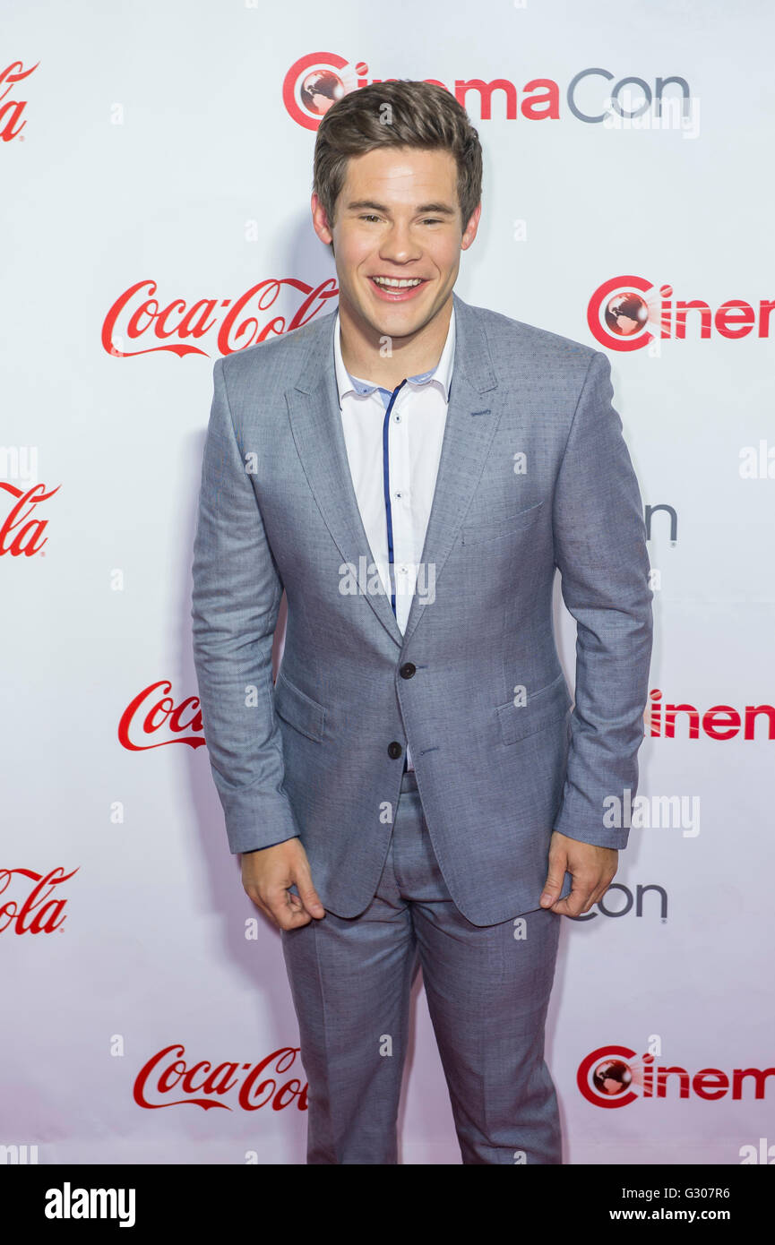 Schauspieler Adam DeVine, einer der Empfänger von der Comedy-Stars des Jahres ausgezeichnet, besucht die CinemaCon in Las Vegas Stockfoto