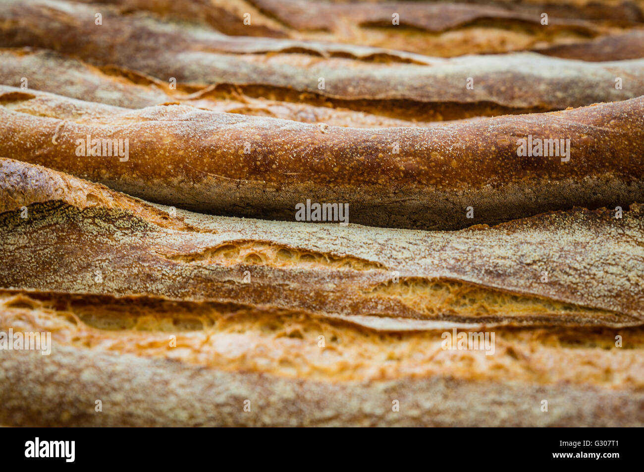 Frische warme rustikale Baguettes bis horizontal an der Bauernmarkt gestapelt Stockfoto
