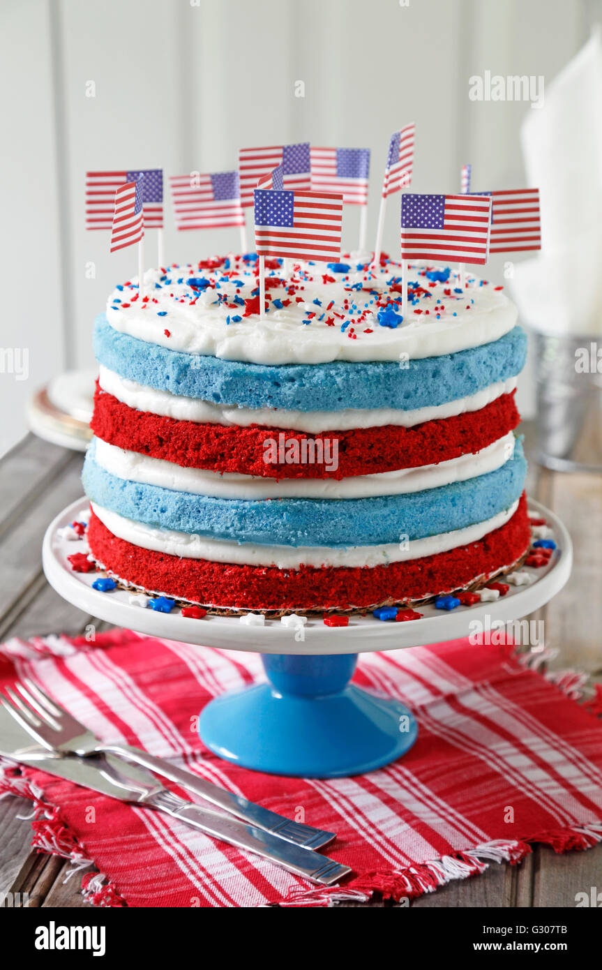 Roter Samt und blaue Kuchen verziert mit amerikanischen Flaggen für Independence Day Feier Stockfoto