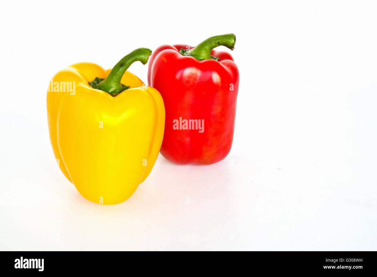 Gelbe und rote Paprika isoliert auf weißem Hintergrund Stockfoto