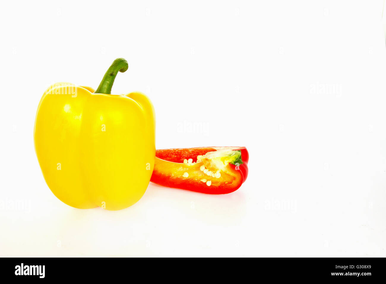 Gelbe und rote Paprika isoliert auf weißem Hintergrund Stockfoto