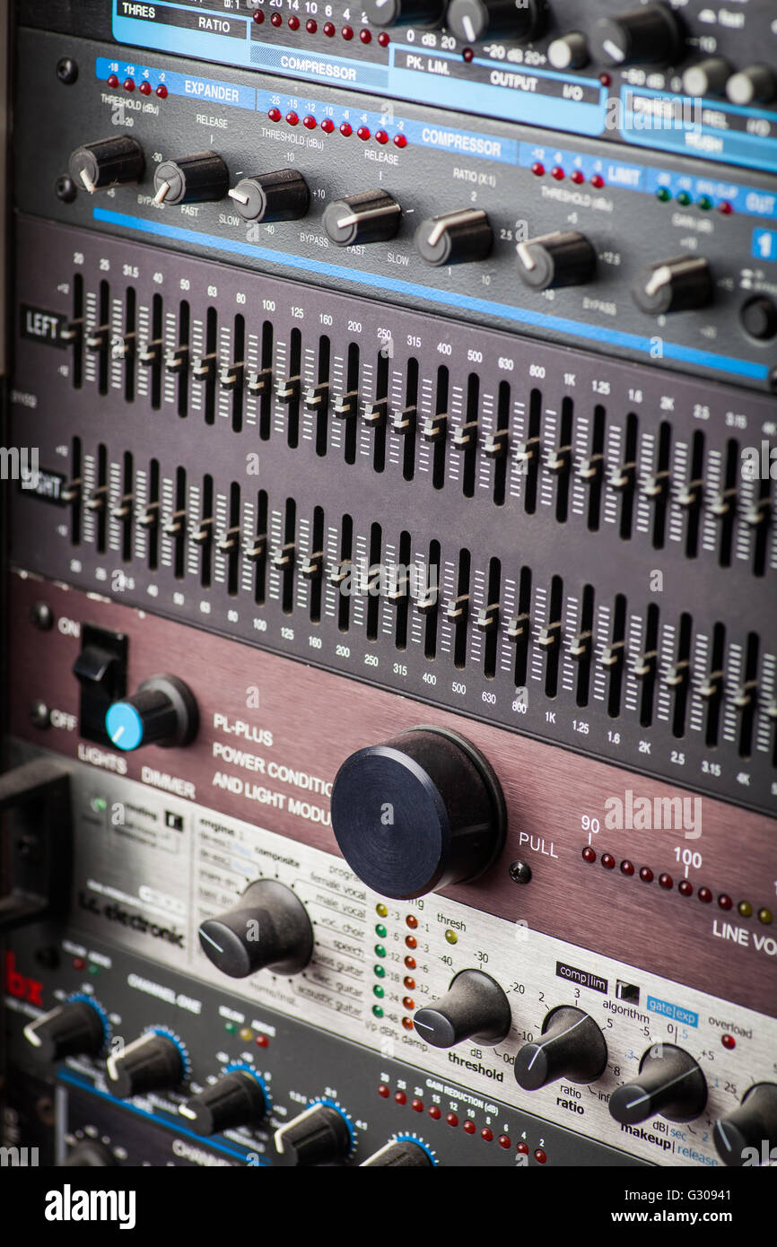 Farbbild des viele Tasten in einem sound-Aufnahme-Studio. Stockfoto