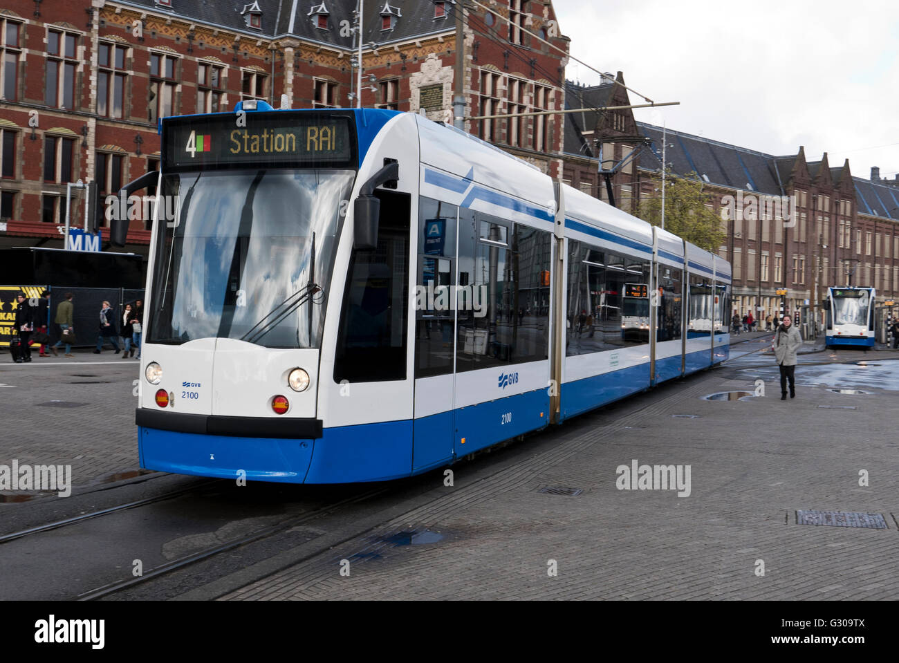 Eine elektrische Straßenbahn außerhalb der Centraal Station in Amsterdam, Holland, Niederlande. Stockfoto