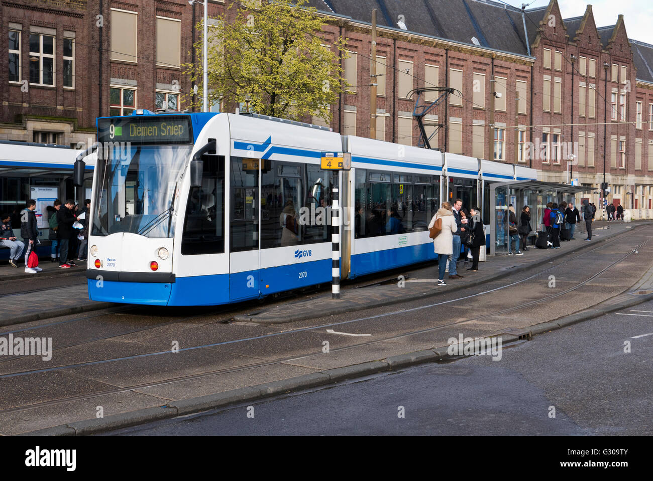 Eine elektrische Straßenbahn außerhalb der Centraal Station in Amsterdam, Holland, Niederlande. Stockfoto