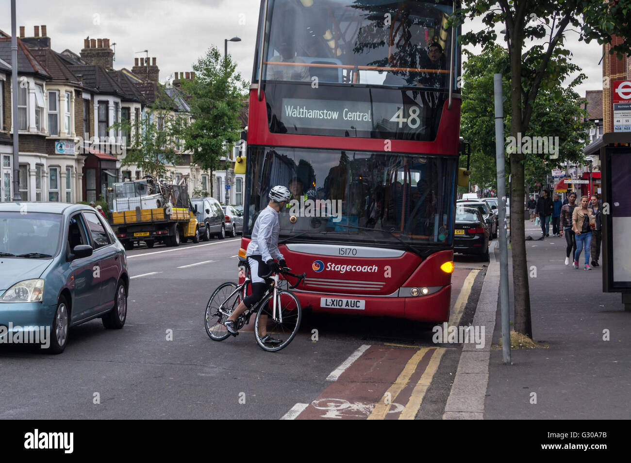 Ein Radfahrer versperren den Weg eines Doppeldeckerbusses und Streit mit dem Fahrer, Leyton, Lea Bridge Road, London, England Stockfoto