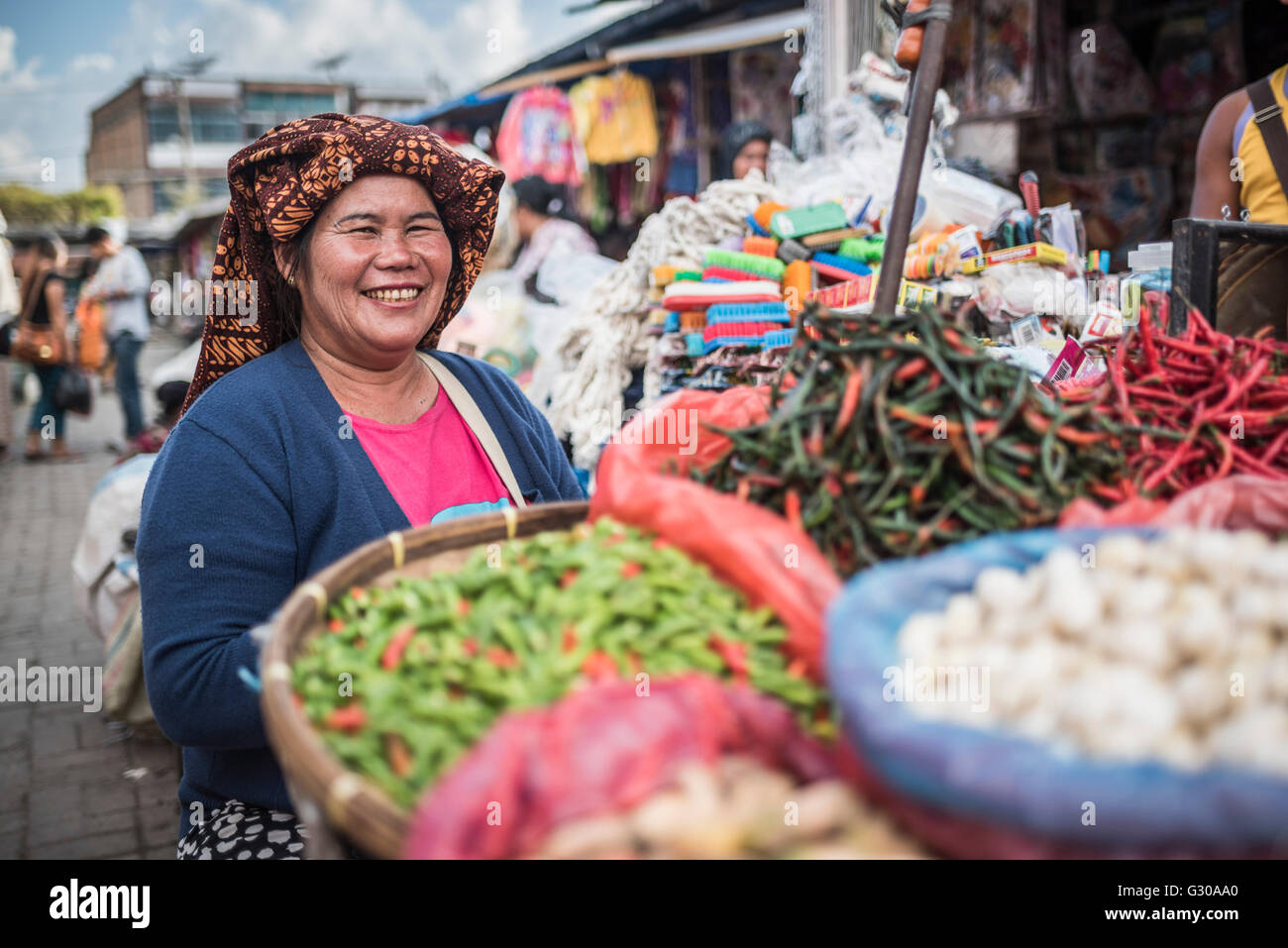 Porträt eines Markt-Stall-Besitzers in Berastagi (Brastagi) Markt, Nord-Sumatra, Indonesien, Südostasien, Asien Stockfoto