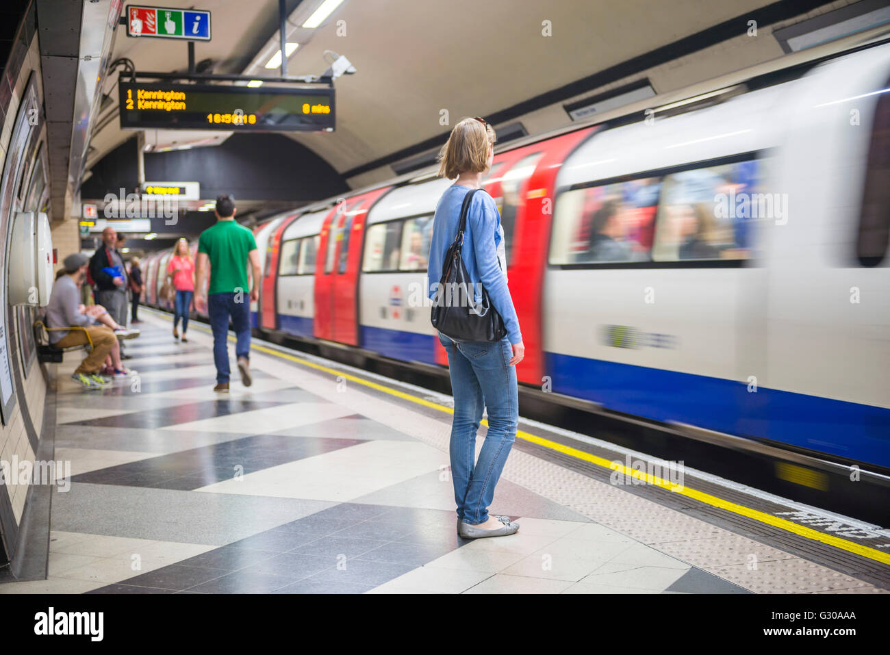 Person warten bei Waterloo unterirdische Station für das Rohr, London, England, Vereinigtes Königreich, Europa Stockfoto