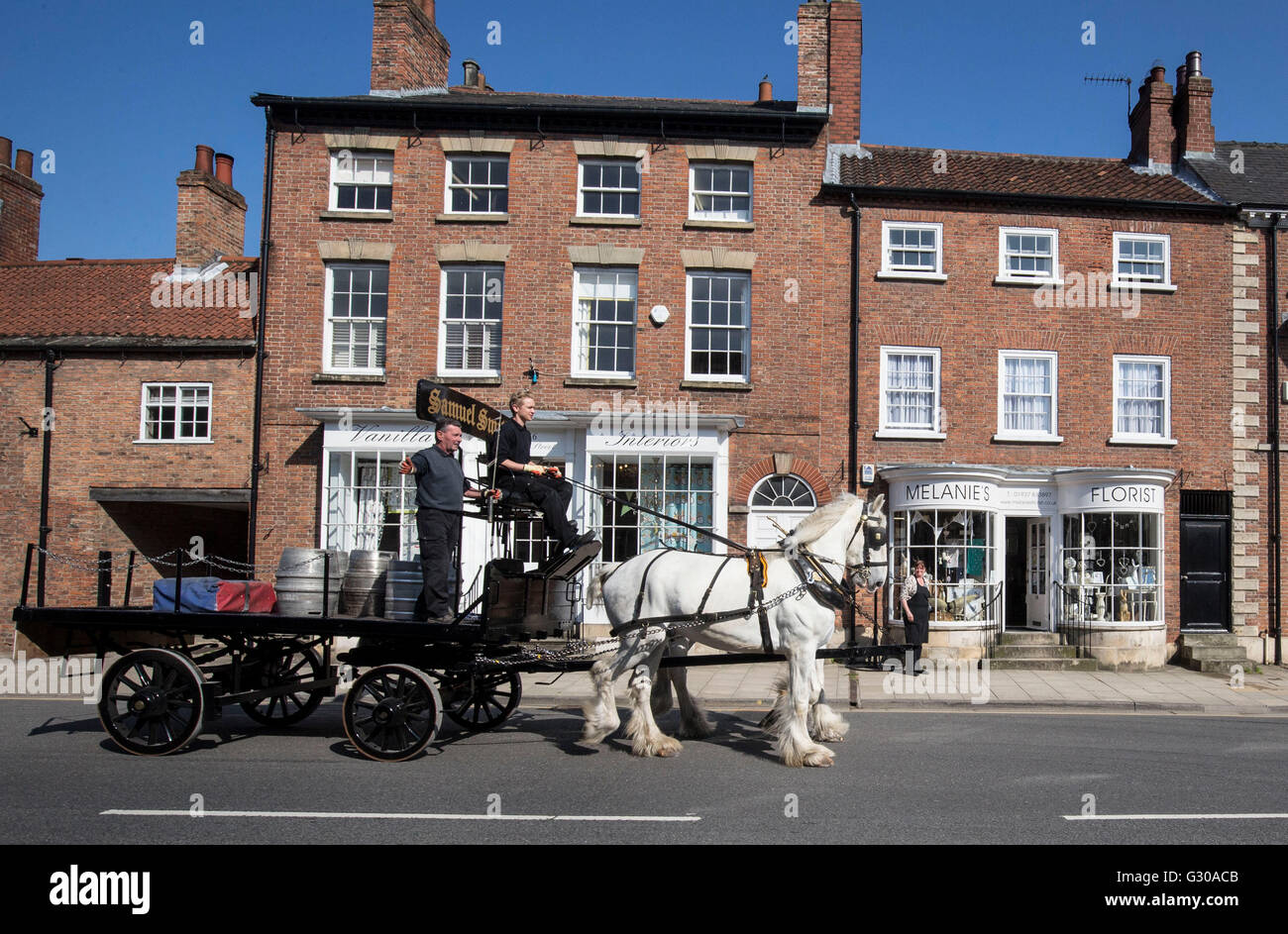 Fässer Bier werden an lokalen Pubs von Pferden gezogene Wagen Form die Samuel Smith alte Brauerei in Tadcaster in Selby geliefert. Stockfoto