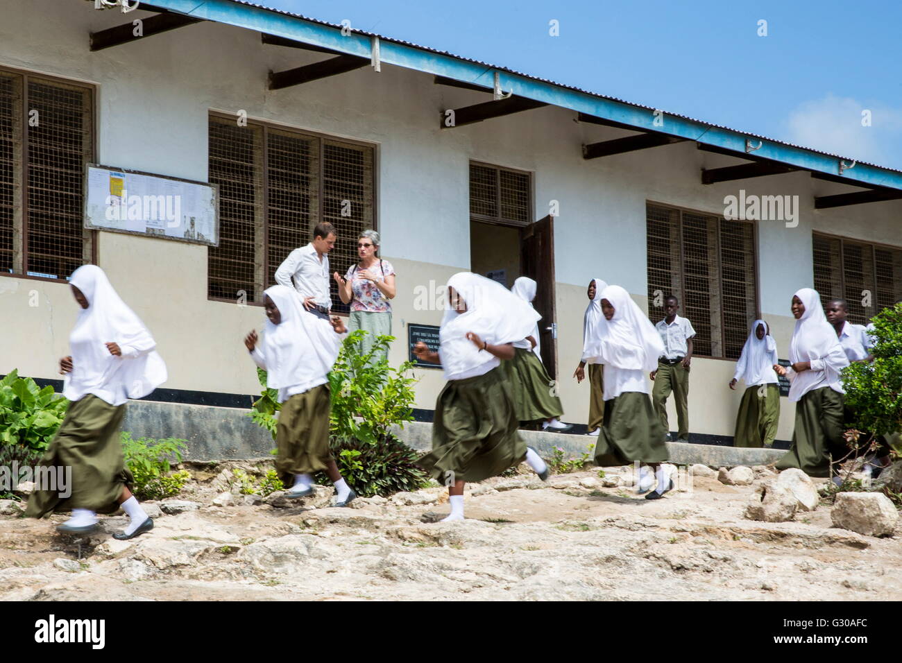 VSO freiwilliger Paul Jennings mit VSO freiwilliger Mandy diskutieren Verbesserung Lehrmethoden, Angaza Schule, Lindi, Tansania Stockfoto