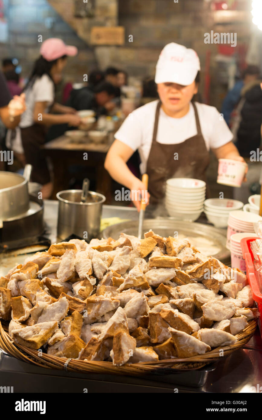 Stinky Tofu in unter Abdeckung Markt, Jiufen, Taiwan, Asien Stockfoto