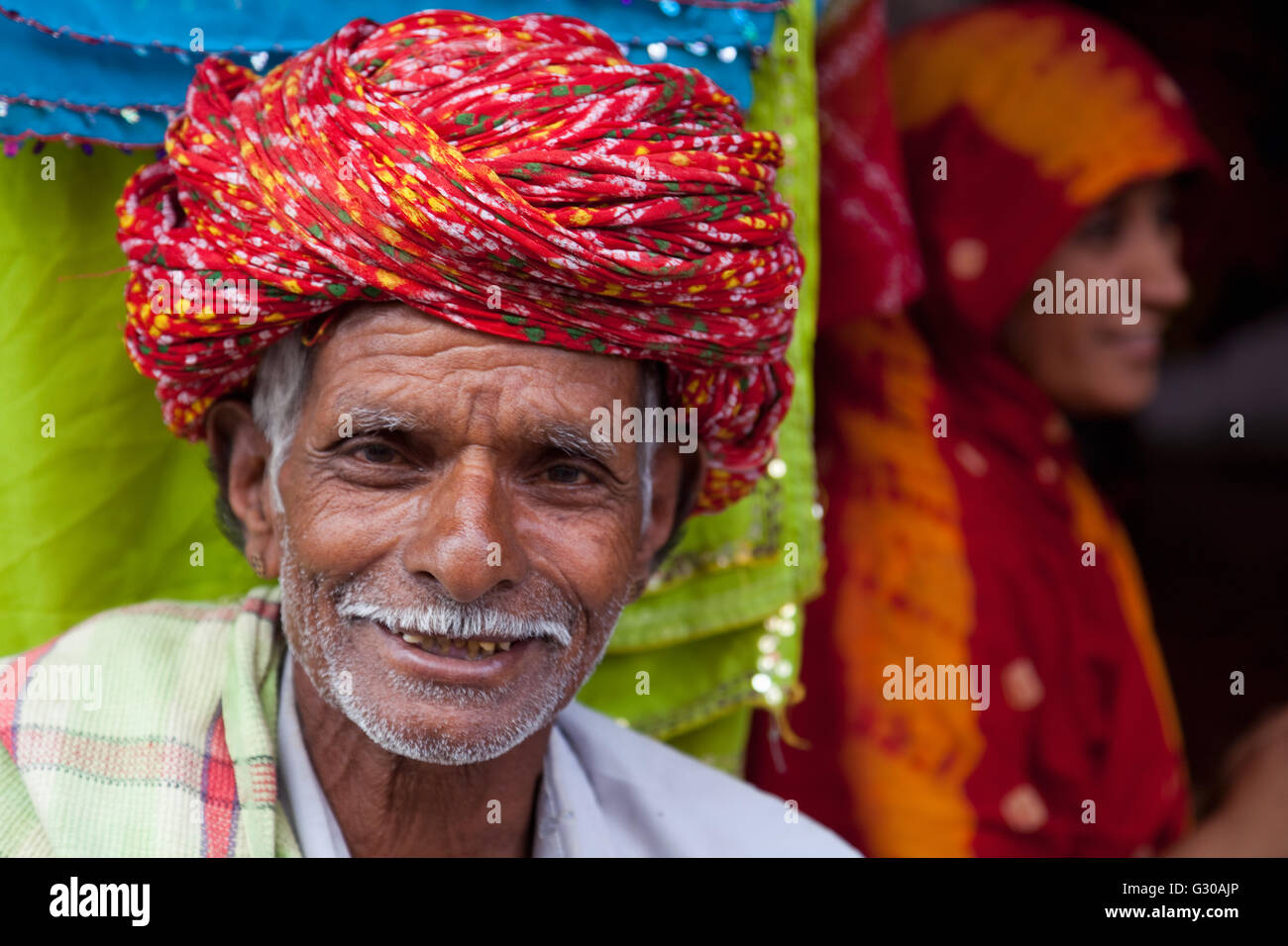 Alter Mann in traditionellen Turban vor einem Geschäft in Deogarh, Rajasthan, Indien, Asien Stockfoto