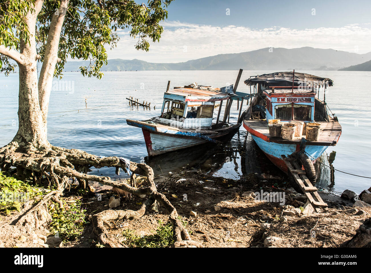 Alte rostige Fischerboote in einem Dorf am Lake Toba (Danau Toba), Nord-Sumatra, Indonesien, Südostasien, Asien Stockfoto