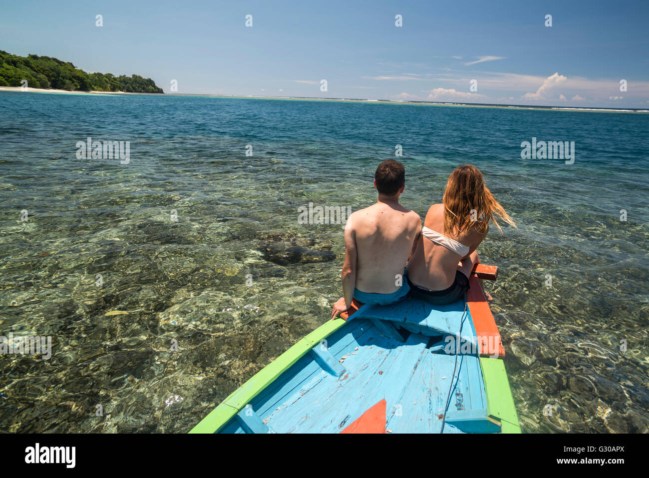 Paar auf einer traditionellen indonesischen Bootsfahrt nach Marak Island, einer tropischen Insel in der Nähe von Padang in West-Sumatra, Indonesien Stockfoto