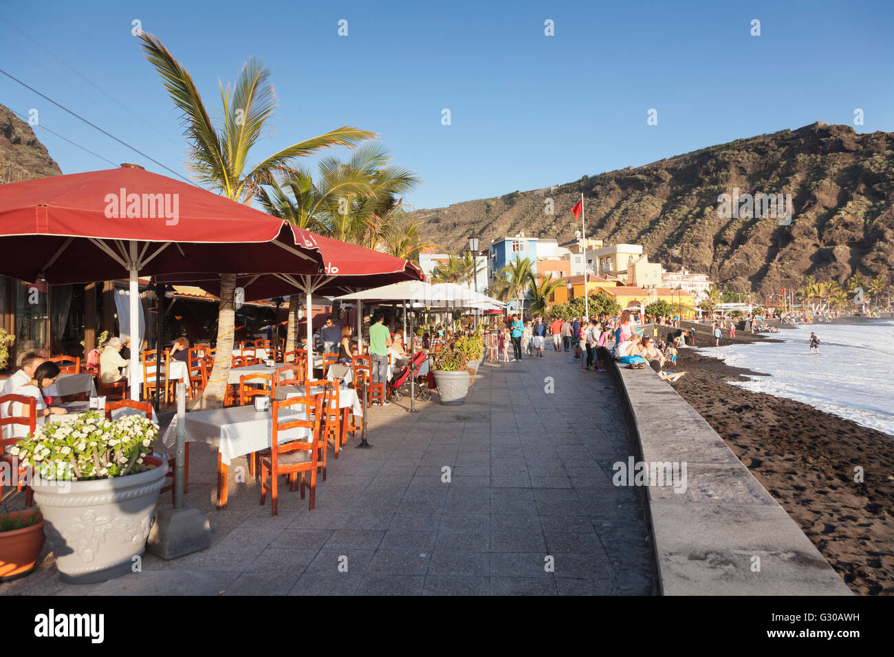 Restaurants an der Strandpromenade von Playa del Puerto Beach, Puerto de Tazacorte, La Palma, Kanarische Inseln, Spanien, Atlantik, Europa Stockfoto