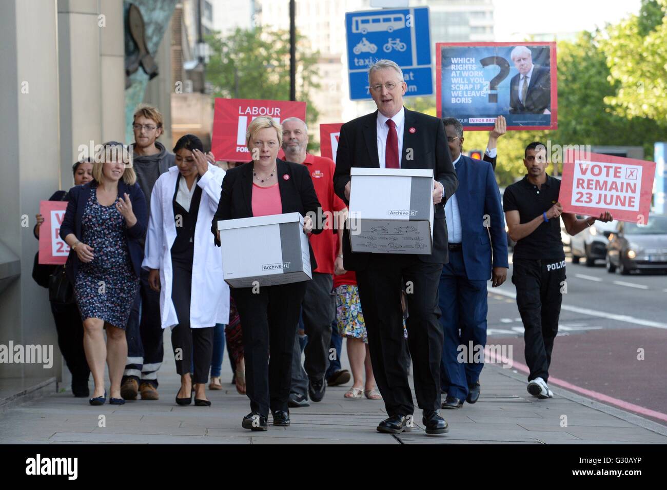 Hilary Benn und Angela Eagle liefern eine Petition mit mehr als 30.000 Unterzeichner an die Urlaubs-Wahlkampf-Hauptquartier in Westminster, London, rufen sie ins reine zu kommen über die Arbeitnehmerrechte sie Schrott würde, wenn Großbritannien stimmen die EU verlassen. Stockfoto